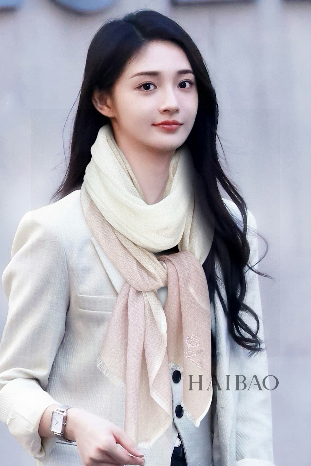 NO:187313,LP top original sheet [LP silver line edge scarf] high-end products are presented with a heavy weight, unprecedented, pure cashmere, dark pattern jacquard, gradient color plaid combination, which feels so good that it is definitely a slow hand-free. The process uses 300 imported pure cashmere, which is very classy, ​​low-key and small luxury. Size 90*205cm Imported pure cashmere knitted high-version scarf, high-version scarf, loro piana19860909LP极品原单【LP银线条边长巾】高尖端产物重磅呈现 ,绝无仅有 史无前例 纯山羊绒 暗纹提花 渐变色格纹多种元素组合,手感好到爆绝对又是一款手慢无 工艺上采用的是进口300支纯羊绒,非常显档次,低调中带着小奢华.尺寸90*205cm 进口纯羊绒织就高版本围巾,高版本围巾,loro piana,scarf