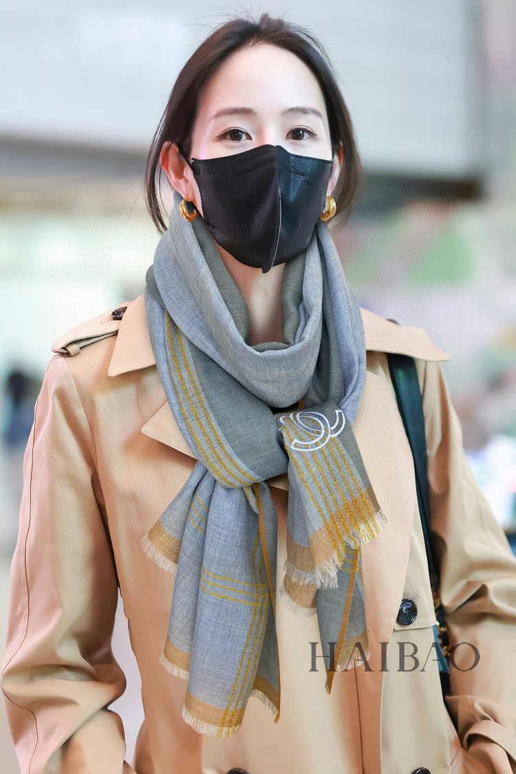 NO:187281,Top-notch and beautiful [Double C color-blocking striped light long scarf] Xiaoxiang is beautiful and versatile in the counter limited edition. It is difficult to order top-notch pure cashmere even if you are rich. The quality is exquisite. The LOGO embroidery is for your own use. It is absolutely high-end and exclusive real-life shooting!  What you see and get, the color is super good, the top quality goods are not waiting for anyone, the special channel goods are sold with one less, the absolute top quality goods, any detail is the rhythm size of the counter 110*190 Top quality Australian imported pure cashmere heavy recommendations High-version scarf, High-version scarf19860909顶级旷世绝美【双C拼色条纹轻盈长巾】小香绝美百搭款专柜限量哦有钱都很难订到顶级纯羊绒,品质上乘精美LOGO刺绣送人自用绝对高大上独家实物拍摄！所见所得,颜色超正顶级好货不等人,特殊渠道货卖一个少一个绝对的顶级好货,任何一个细节都是专柜的节奏尺寸110*190顶级澳洲进口纯羊绒重磅推荐 高版本围巾,高版本围巾,scarf