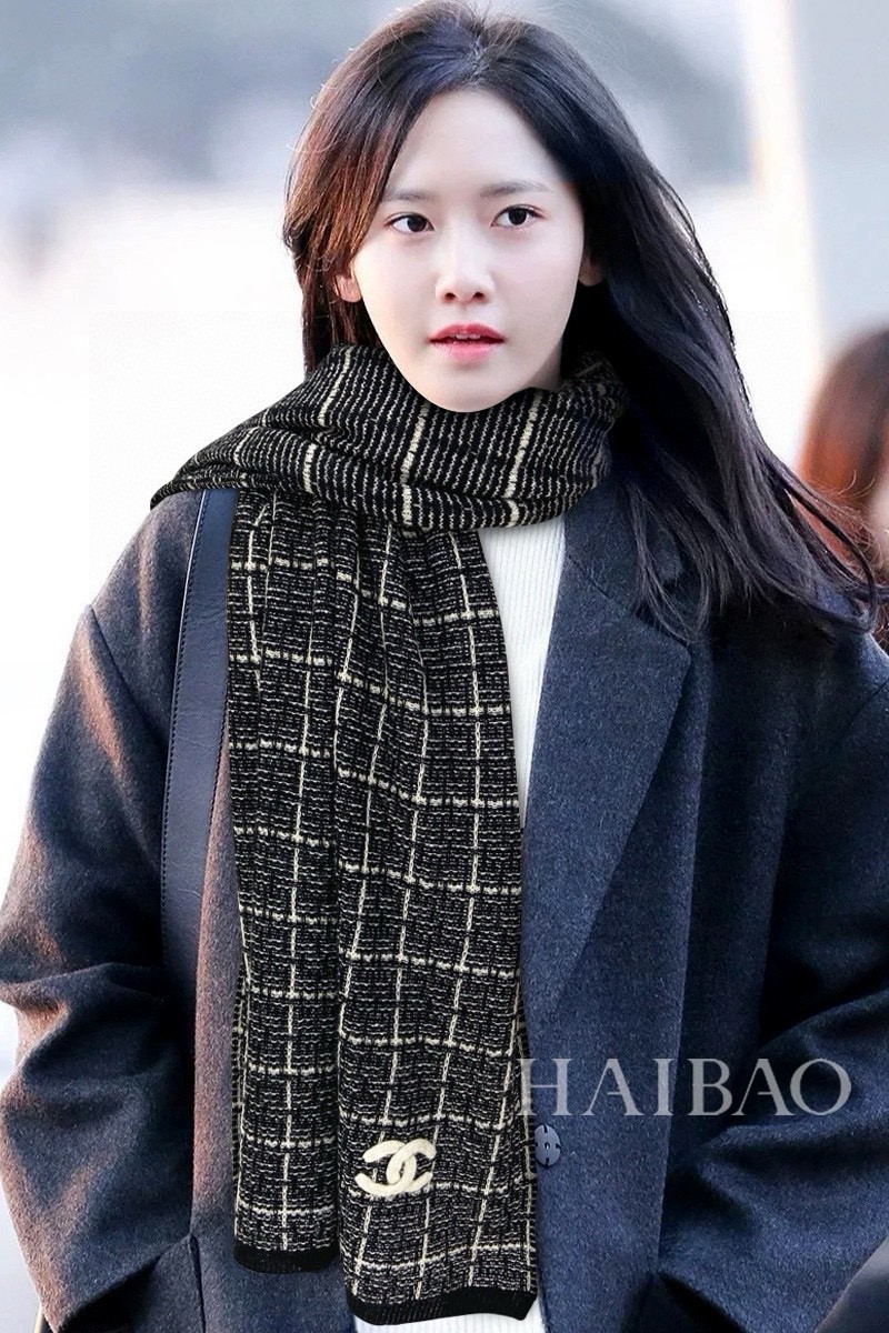 NO:187296,Popular products shipped [Double C gold-line plaid shawl] New Xiaoxiang!  Fashionable winter!  !  The classic plaid is very low-key and luxurious, with exquisite and atmospheric simple design, and it is recommended to be high-end and fashionable. The feeling of the upper body really exudes an extraordinary temperament!  !  It comes from women who love it~ It’s beautiful again!  !  With its own high-end aura, Grandma Xiang’s unique high-end elegance, and a stable 