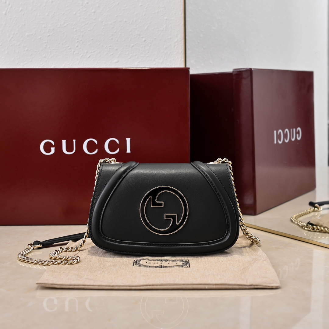 𝑮𝒖𝒄𝒄𝒊 𝑩𝒍𝒐𝒏𝒅𝒊𝒆 Mini con cadena, modelo: 815711, medidas: 26.5*16.5*8.5CM. La nueva colección de bolsos Gucci…