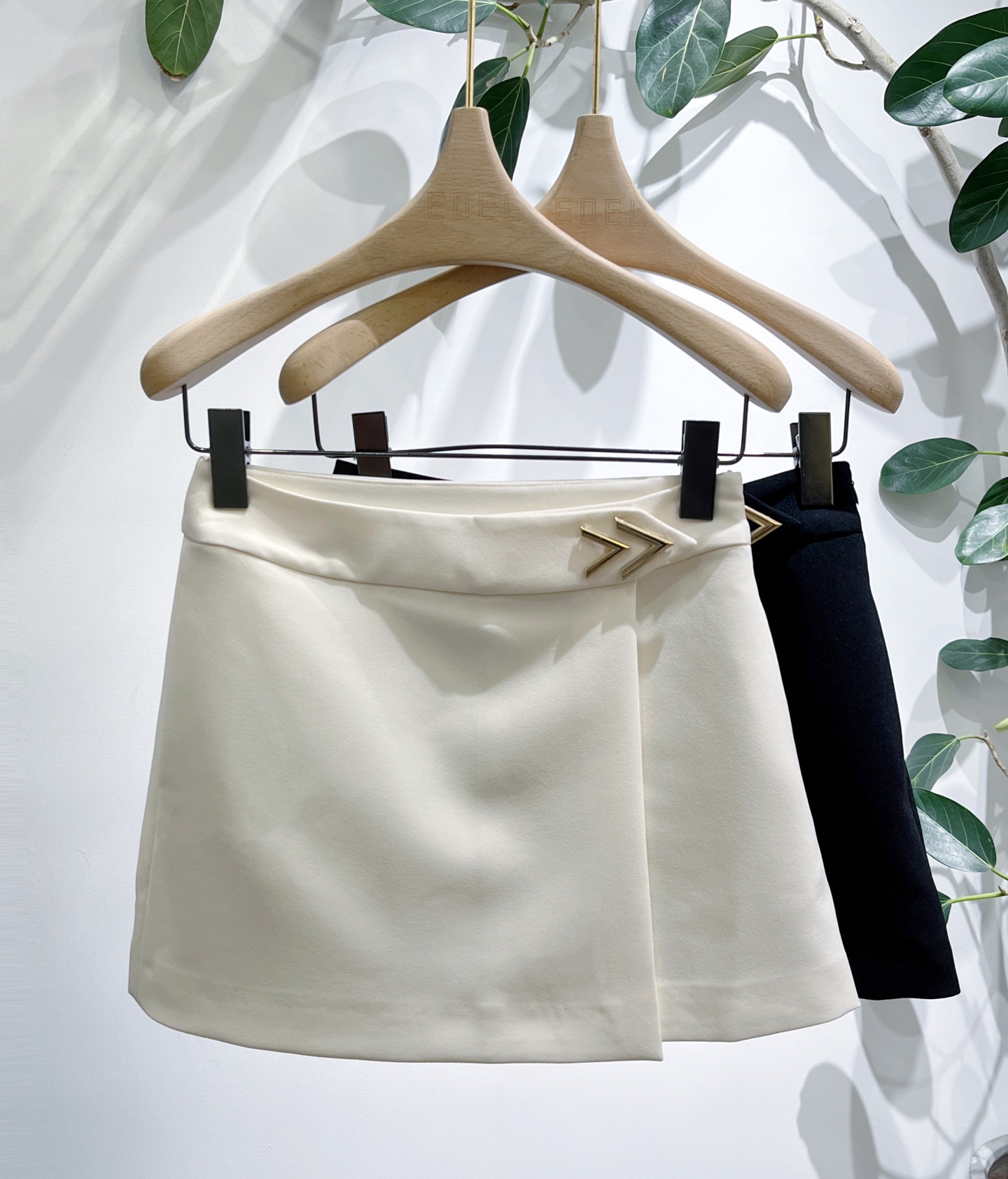 NO:866144,VT off-white high-waisted A-line short skirt, with draped and crisp fabrics, high-waisted A-line version + center front pleats, modifies body proportions, makes you look taller and neater, can be easily used for commuting, light business, and dating. It is a versatile style in the wardrobe!  Size S-L,Valentino-clothing,valentino,skirts,19860909VT 米白色高腰A字短裙,垂顺挺括面料,高腰A字版型+前中开褶,修饰身材比例,显高又利落,通勤、轻商务、约会都能轻松驾驭,是衣柜里的百搭气质款！码数 S-L,华伦天奴-服装,valentino,skirts,,Women's clothing