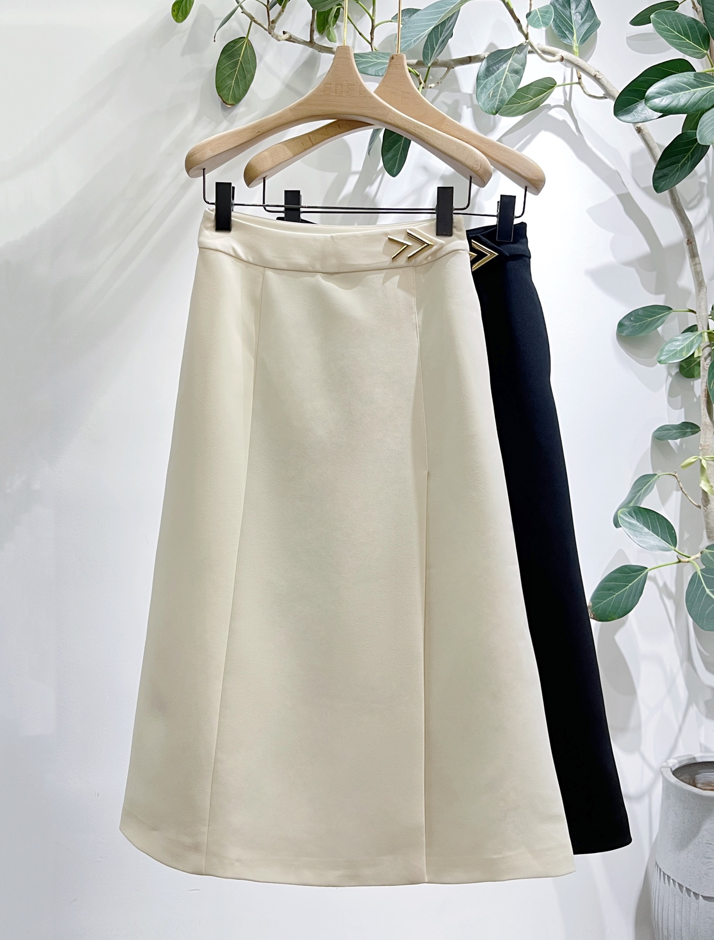 NO:866158,VT high-waisted A-line skirt, with pleats in the middle, modifies body proportions, hides fat and makes you look slimmer, super friendly!  The golden arrow buckle at the waist is low-key and recognizable. The mid-length model with full details and pockets is practical and beautiful. It can be easily used for commuting, light business, and dating. It is a versatile and gentle style in the wardrobe!  Size 36-40,Valentino-clothing,valentino,skirts,19860909VT高腰A字半裙,前中开褶,修饰身材比例,藏肉显瘦超友好！腰间金色箭头扣,低调又有辨识度,细节满分中长款带口袋,实用又美观,通勤、轻商务、约会都能轻松驾驭,是衣柜里的百搭温柔款！ 码数36-40,华伦天奴-服装,valentino,skirts,,Women's clothing