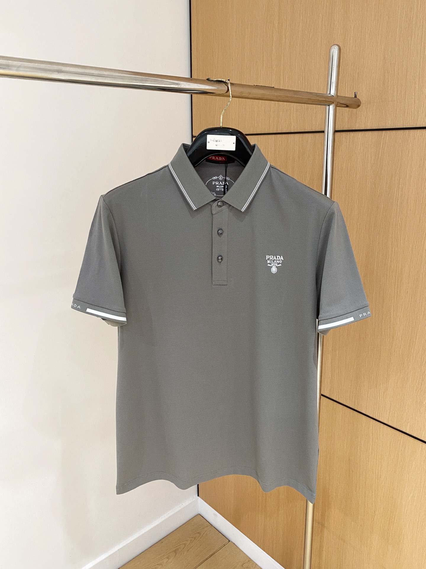 NO:150682,Prada, 2025 summer new polo short-sleeved hexagonal bead floor cotton, breathable and comfortable, delicate and soft, skin-friendly and comfortable. Number of sizes M-3XL, prada, T-shirt, alexander wang19860909普拉达、2025夏季新款polo短袖 六角珠地棉 透气舒适度高,手感细腻柔软,亲肤舒适 码数M-3XL,,prada,T-shirt,alexander wang,Men's clothing