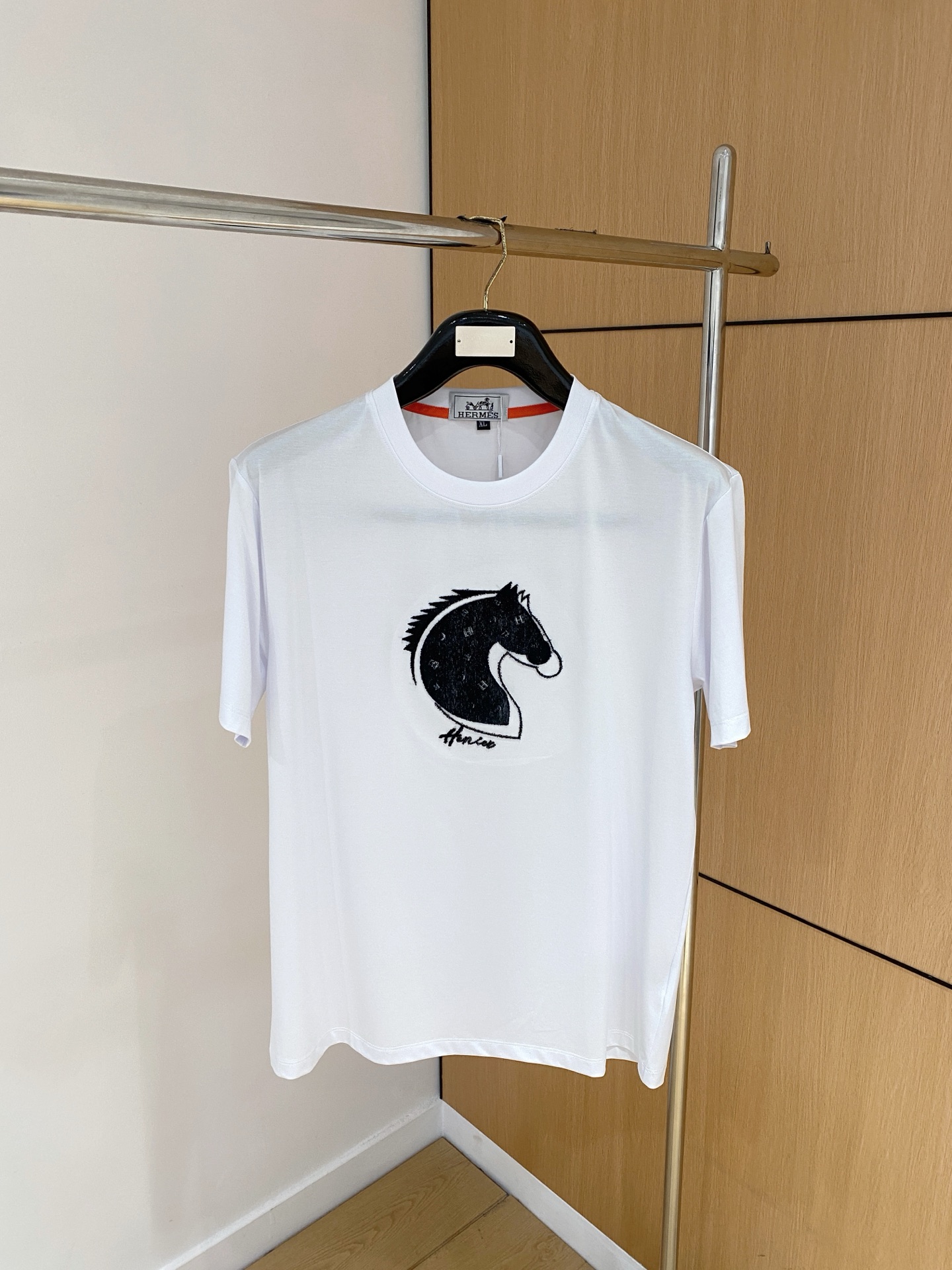 NO:162785,Hermes, the latest short-sleeved T-shirt in 2025, top printed letter pattern logo on the chest, fabric cotton, comfortable and soft, handsome and fashionable, code number M-3XL, hermes, T-shirt,tees, t-shirt,alexander wang19860909爱马仕、2025最新款短袖T恤,胸前顶级印花字母图案logo,面料棉 舒适柔软,帅气时尚,码数M-3XL,,hermes,T-shirt,tees，t-shirt,alexander wang,Men's clothing