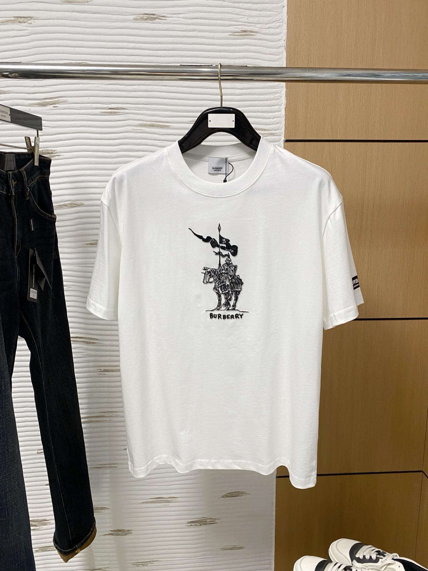 巴宝莉、2025最新款短袖T恤，胸前顶级印花字母图案logo，...