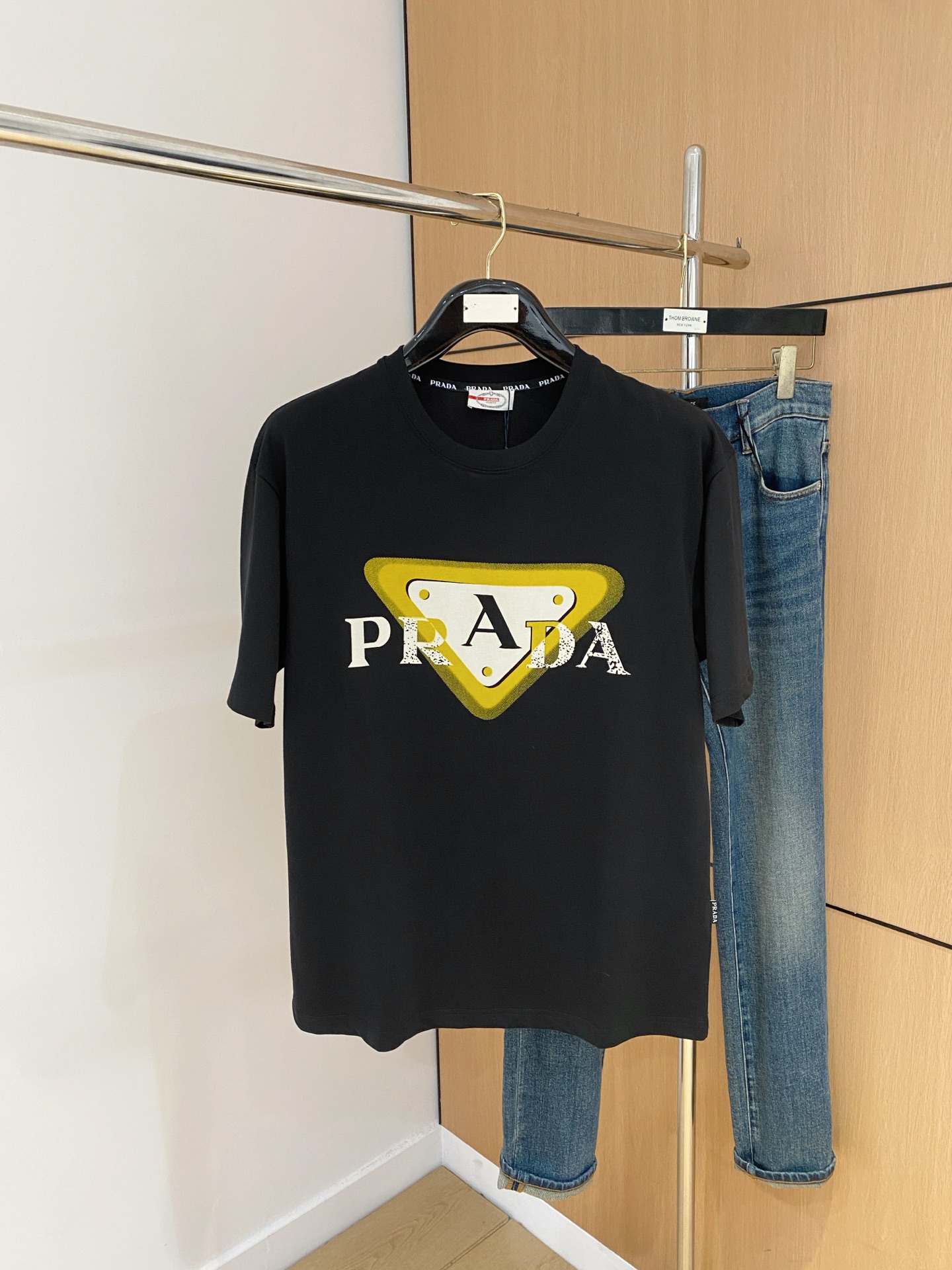 NO:445951,Prada's new short-sleeved T-shirt for summer 2025, the personalized art series exclusively launched on the entire network. The versatile details are perfectly processed and pure cotton fabric is very exquisite. Original fabric. The same high-quality and comfortable hand feels very fashionable and personalized. A super versatile and beautiful style for men and women. The same color is black and white. The number of numbers M-3XL, prada, T-shirt,tees, t-shirt,alexander wang19860909普拉达2025夏季新款短袖T恤,个性艺术系列全网独家首发 百搭款细节处理完美纯棉面料十分精致 原版面料 网红明星同款高版本 高品质手感非常舒服 时尚又个性 超级百搭好看的一款男女同款颜色黑、白 码数M-3XL,,prada,T-shirt,tees，t-shirt,alexander wang,Men's clothing