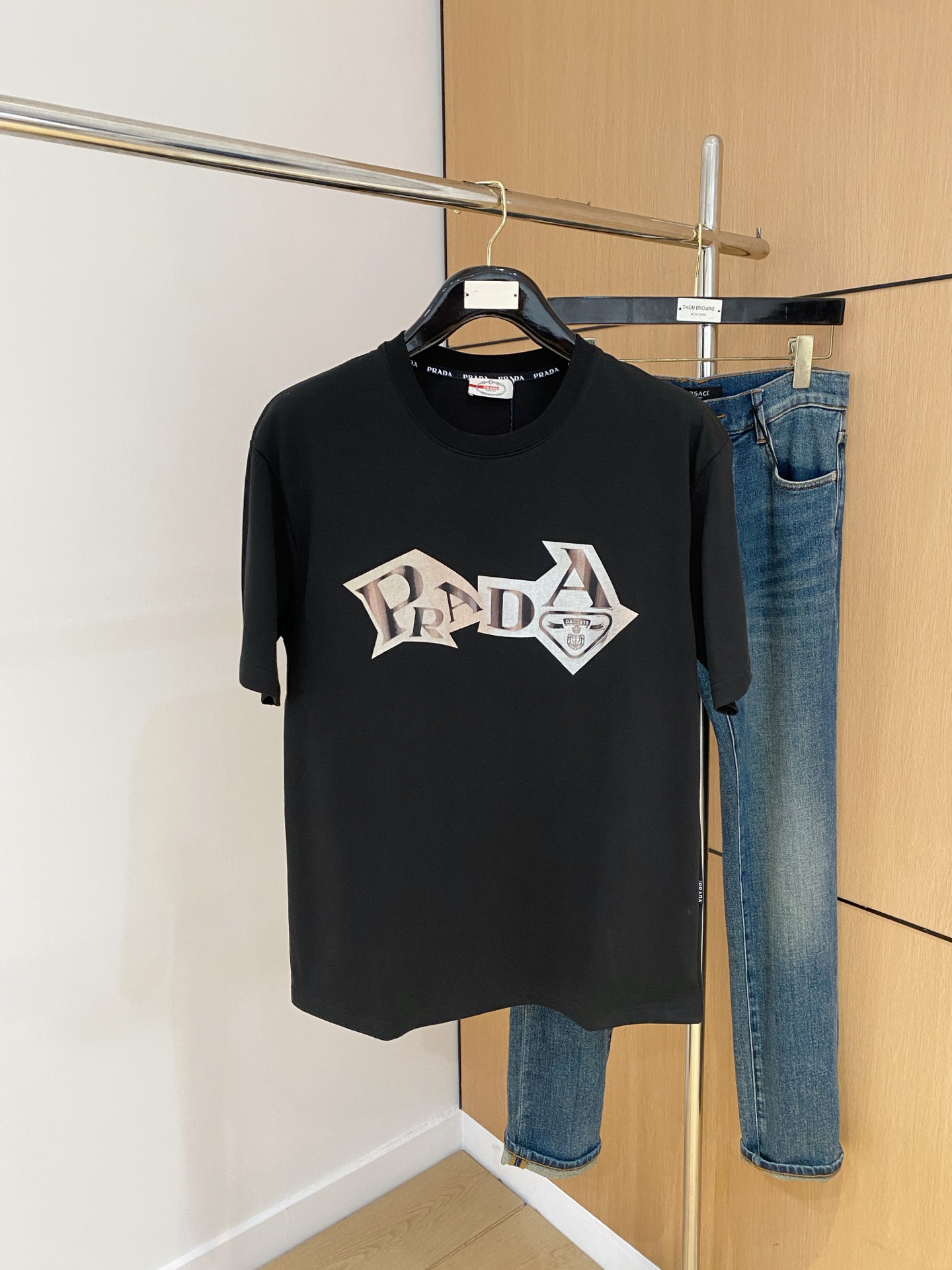 NO:445924,Prada's new short-sleeved T-shirt for summer 2025, the personalized art series exclusively launched on the entire network. The versatile details are perfectly processed and pure cotton fabric is very exquisite. Original fabric. The same high-quality and comfortable hand feels very fashionable and personalized. A super versatile and beautiful style for men and women. The same color is black and white. The number of numbers M-3XL, prada, T-shirt,tees, t-shirt,alexander wang19860909普拉达2025夏季新款短袖T恤,个性艺术系列全网独家首发 百搭款细节处理完美纯棉面料十分精致 原版面料 网红明星同款高版本 高品质手感非常舒服 时尚又个性 超级百搭好看的一款男女同款颜色黑、白 码数M-3XL,,prada,T-shirt,tees，t-shirt,alexander wang,Men's clothing