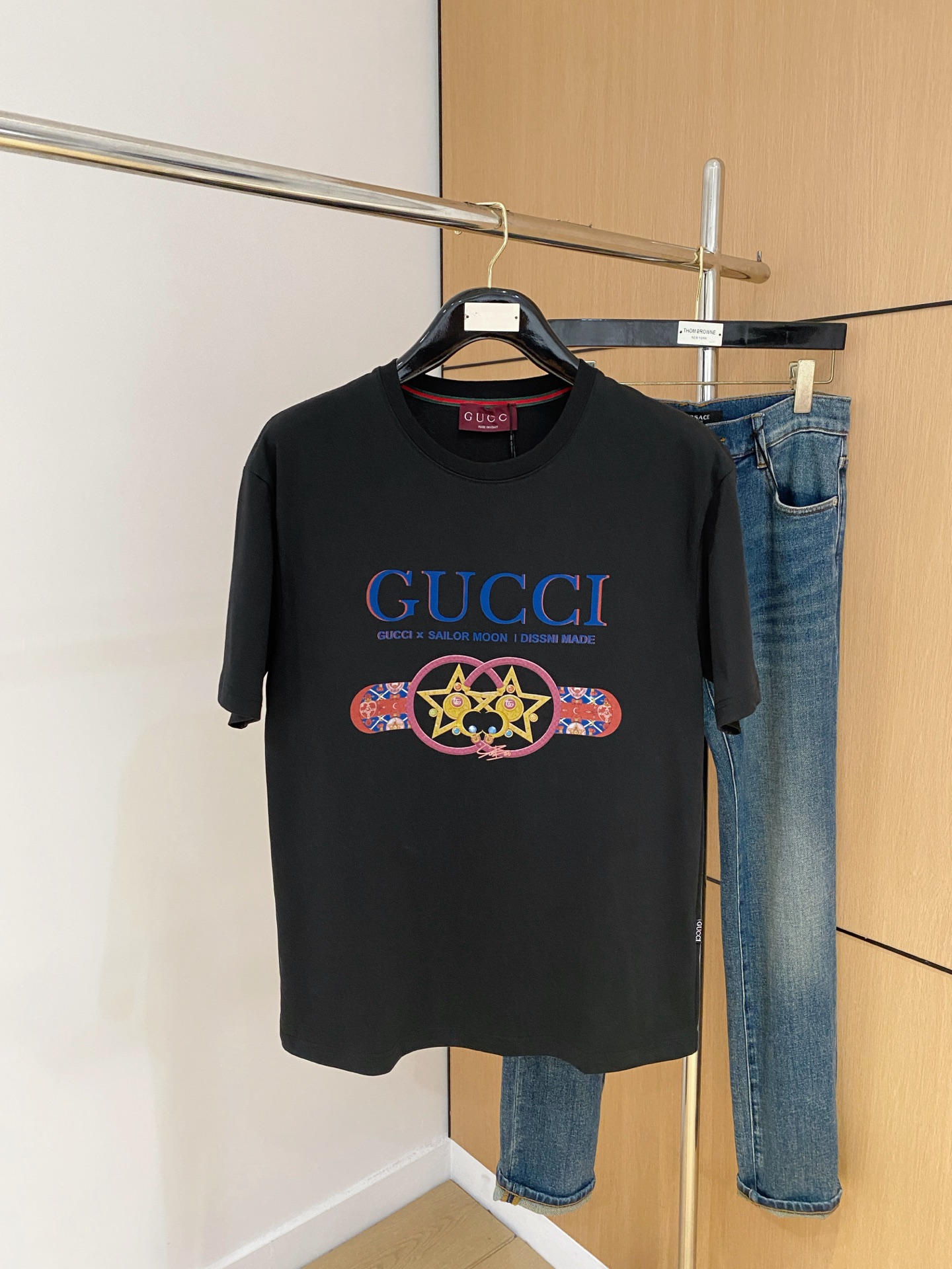 NO:445917,Gucci 2025 summer new short-sleeved T-shirt, the personalized art series exclusively released on the entire network. The versatile details are perfectly processed and pure cotton fabric is very exquisite. Original fabric. The same high-quality and comfortable hand feels very fashionable and personalized. A super versatile and beautiful style for men and women. The same color is black and white. The number of numbers M-3XL, gucci, T-shirt,tees, t-shirt,alexander wang19860909古驰2025夏季新款短袖T恤,个性艺术系列全网独家首发 百搭款细节处理完美纯棉面料十分精致 原版面料 网红明星同款高版本 高品质手感非常舒服 时尚又个性 超级百搭好看的一款男女同款颜色黑、白 码数M-3XL,,gucci,T-shirt,tees，t-shirt,alexander wang,Men's clothing