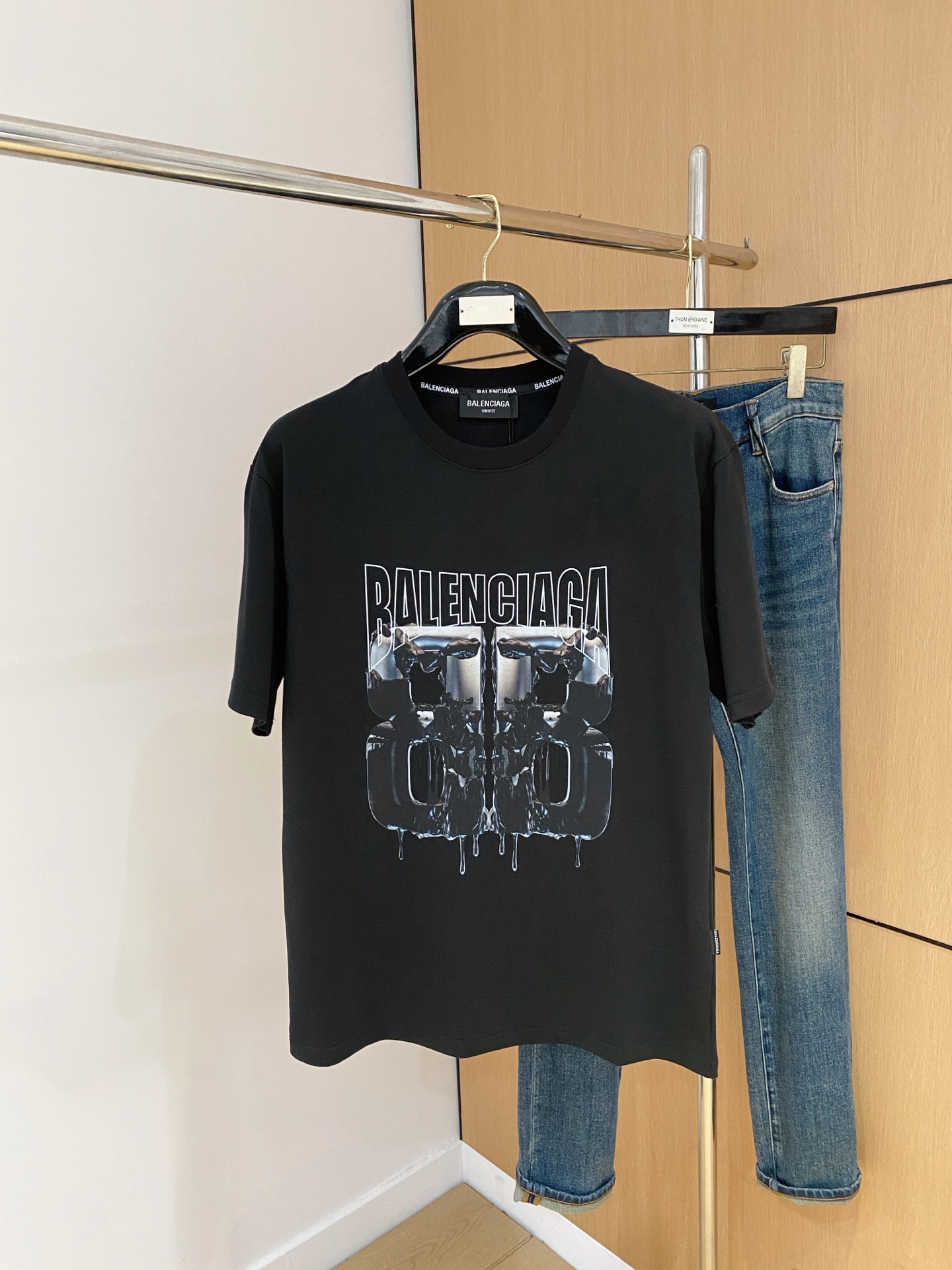 NO:445938,Balenciaga 2025 summer new short-sleeved T-shirt, the personalized art series exclusively released on the entire network. The versatile details are perfectly processed and pure cotton fabric is very exquisite. Original fabric. The same high-quality and comfortable hand feels very fashionable and personalized. A super versatile and beautiful style for men and women. The same color is black and white. M-3XL, balenciaga, T-shirt,tees, t-shirt,alexander wang19860909巴黎世家2025夏季新款短袖T恤,个性艺术系列全网独家首发 百搭款细节处理完美纯棉面料十分精致 原版面料 网红明星同款高版本 高品质手感非常舒服 时尚又个性 超级百搭好看的一款男女同款颜色黑、白 码数M-3XL,,balenciaga,T-shirt,tees，t-shirt,alexander wang,Men's clothing