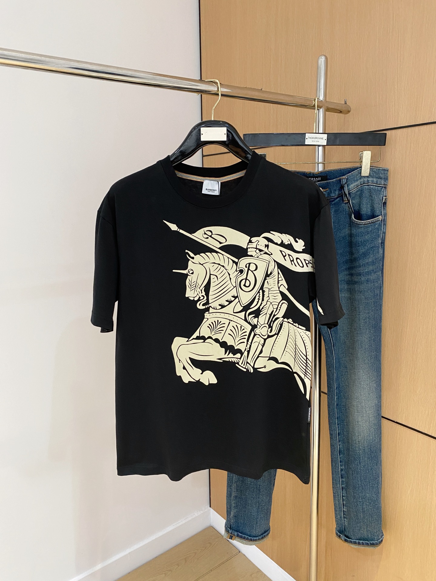 NO:445891,Burberry's new short-sleeved T-shirt in summer 2025, the personalized art series exclusively released on the entire network. The versatile details are perfectly processed and pure cotton fabric is very exquisite. Original fabric. The same high-quality and comfortable hand feels very fashionable and personalized. A super versatile and beautiful style for men and women. The same color is black and white. M-3XL, burberry, T-shirt,tees, t-shirt,alexander wang19860909巴宝莉2025夏季新款短袖T恤,个性艺术系列全网独家首发 百搭款细节处理完美纯棉面料十分精致 原版面料 网红明星同款高版本 高品质手感非常舒服 时尚又个性 超级百搭好看的一款男女同款颜色黑、白 码数M-3XL,,burberry,T-shirt,tees，t-shirt,alexander wang,Men's clothing