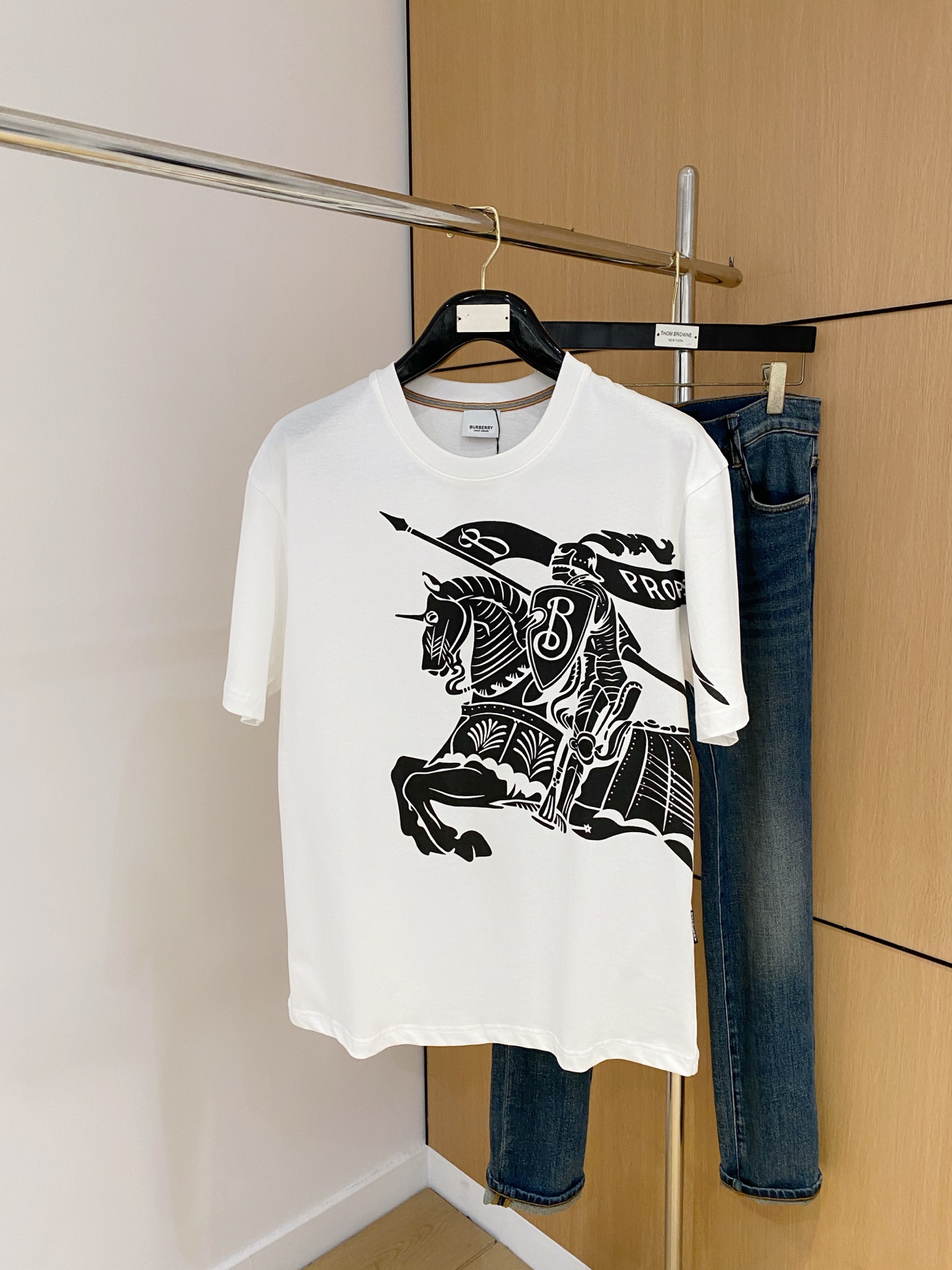 NO:571956,Burberry's 2025 new summer short-sleeved T-shirt, the exclusive debut of the personalized art series on the entire network. The versatile details are perfectly processed and the pure cotton fabric is very exquisite. The original fabric is the same high version as the Internet celebrity star. The high-quality feel is very comfortable, fashionable and personalized. Super versatile and good-looking, the same style for men and women. Color: black and white. Size: M-3XL,,burberry,T-shirt,tees,t-shirt,alexander wang19860909巴宝莉2025夏季新款短袖T恤,个性艺术系列全网独家首发 百搭款细节处理完美纯棉面料十分精致 原版面料 网红明星同款高版本 高品质手感非常舒服 时尚又个性 超级百搭好看的一款男女同款颜色黑、白 码数M-3XL,,burberry,T-shirt,tees，t-shirt,alexander wang,Men's clothing