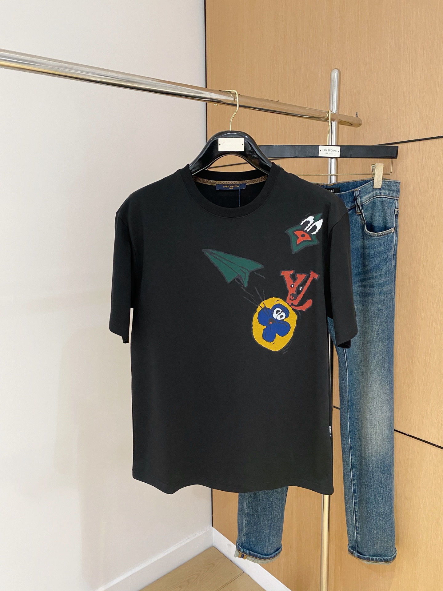 NO:445931,LV2025 summer new short-sleeved T-shirt, the personalized art series exclusively released on the entire network. The versatile details are perfectly processed and pure cotton fabric is very exquisite. Original fabric. The same high-quality and comfortable hand feels very fashionable and personalized. A super versatile and beautiful style for men and women. The same color is black and white. The number of numbers M-3XL, louis vuitton, T-shirt,tees, t-shirt,alexander wang19860909LV2025夏季新款短袖T恤,个性艺术系列全网独家首发 百搭款细节处理完美纯棉面料十分精致 原版面料 网红明星同款高版本 高品质手感非常舒服 时尚又个性 超级百搭好看的一款男女同款颜色黑、白 码数M-3XL,,louis vuitton,T-shirt,tees，t-shirt,alexander wang,Men's clothing