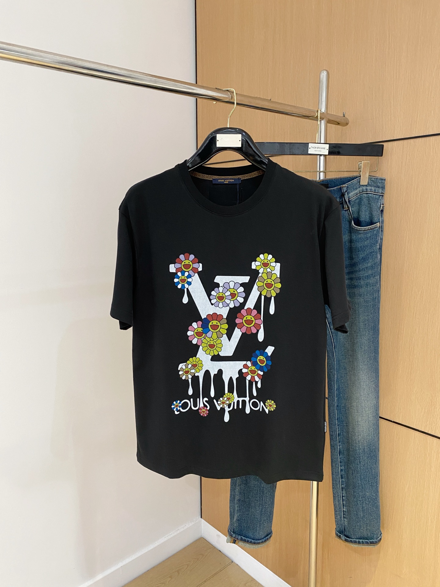 NO:445943,LV2025 summer new short-sleeved T-shirt, the personalized art series exclusively released on the entire network. The versatile details are perfectly processed and pure cotton fabric is very exquisite. Original fabric. The same high-quality and comfortable hand feels very fashionable and personalized. A super versatile and beautiful style for men and women. The same color is black and white. The number of numbers M-3XL, louis vuitton, T-shirt,tees, t-shirt,alexander wang19860909LV2025夏季新款短袖T恤,个性艺术系列全网独家首发 百搭款细节处理完美纯棉面料十分精致 原版面料 网红明星同款高版本 高品质手感非常舒服 时尚又个性 超级百搭好看的一款男女同款颜色黑、白 码数M-3XL,,louis vuitton,T-shirt,tees，t-shirt,alexander wang,Men's clothing