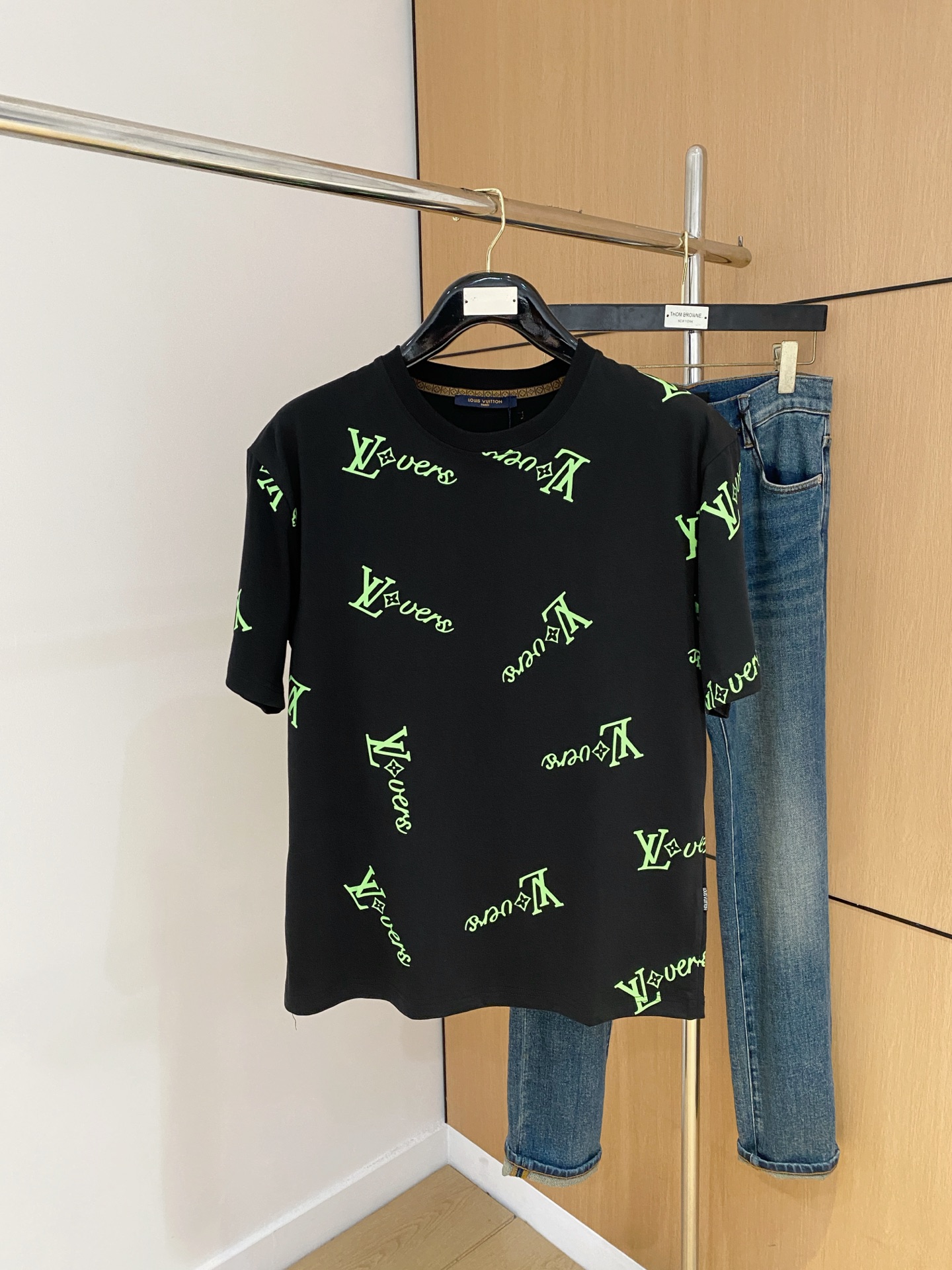 NO:445953,LV2025 summer new short-sleeved T-shirt, the personalized art series exclusively released on the entire network. The versatile details are perfectly processed and pure cotton fabric is very exquisite. Original fabric. The same high-quality and comfortable hand feels very fashionable and personalized. A super versatile and beautiful style for men and women. The same color is black and white. The number of numbers M-3XL, louis vuitton, T-shirt,tees, t-shirt,alexander wang19860909LV2025夏季新款短袖T恤,个性艺术系列全网独家首发 百搭款细节处理完美纯棉面料十分精致 原版面料 网红明星同款高版本 高品质手感非常舒服 时尚又个性 超级百搭好看的一款男女同款颜色黑、白 码数M-3XL,,louis vuitton,T-shirt,tees，t-shirt,alexander wang,Men's clothing