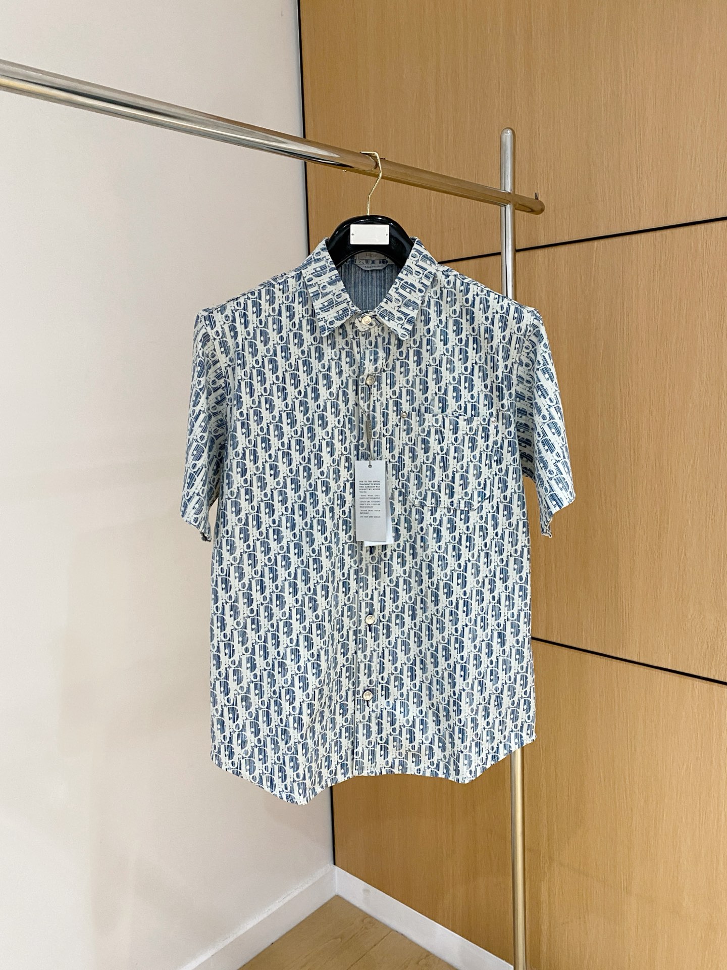 NO:523509,Dior, the latest shirts in 2025, top printed letter pattern logo on the chest, fabric cotton, comfortable and soft, handsome and fashionable, 0-4,,dior,shirts,alexander wang19860909迪奥、2025最新款衬衫,胸前顶级印花字母图案logo,面料棉 舒适柔软,帅气时尚,码数0-4,,dior,shirts,alexander wang,Men's clothing