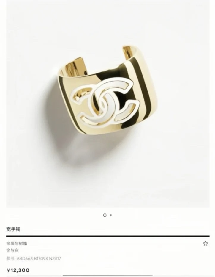 NO:634949,88290 [New product] Ch@nel 24a wide bracelet decorated with white enamel brand double C, hollow design without unnecessary embellishment. Paired with gold hardware, retro and fashionable without losing personality.,,bracelet, Cartier high-end jewelry1986090988290【新品】 Ch@nel 24a宽手镯 以白色珐琅点缀品牌双C,镂空设计没有多余点缀.搭配金色五金复古时尚又不失个性.,,bracelet,卡迪亚高端饰品,Jewelry