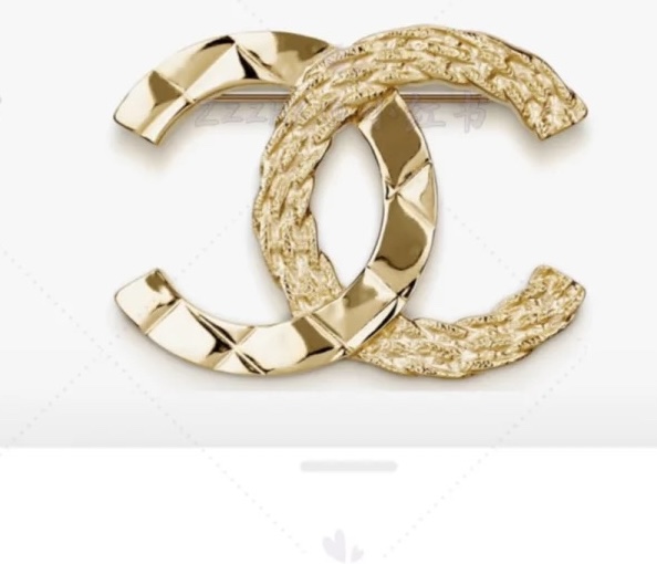 NO:103978,Ch@nel new 24k double c brooch, light gold hardware with double c, plaid and corrugated design is very personalized. It is versatile and high-end!  More exquisite and simple everyday ~ Chanel brooch, chanel, brooch, breastpin19860909Ch@nel 新款24k双c胸针 浅金色五金搭配双c、一边格子纹路一边波纹设计非常个性.百搭又高级！精致更日常简约～,香奈儿胸针,chanel,brooch，breastpin,Jewelry