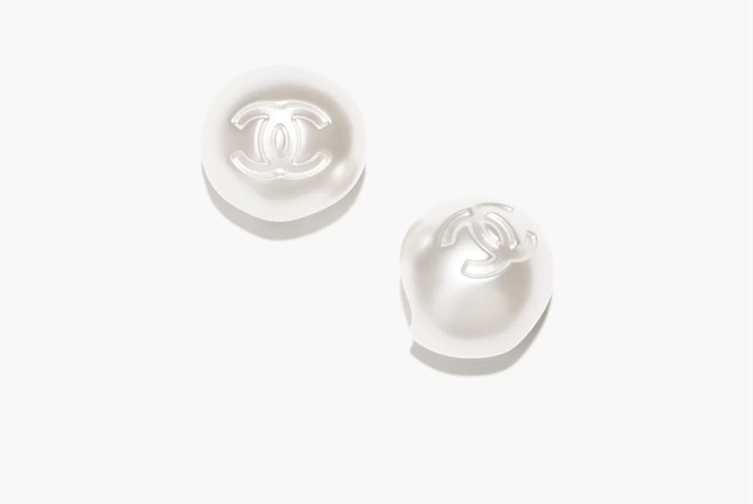 NO:104540,Ch@nel new 25p pearl stud earrings, large size, matte texture is exquisite, full of all white pearls without any other extra embellishments. The double C is super exquisite and textured!  Classic and easy-to-match fashion items~ Chanel earrings, chanel19860909Ch@nel 新款 25p珍珠耳钉 大号 磨砂质感精致感拉满,全白珍珠没有其他多余点缀.双c超级精致有质感！经典好搭的时尚单品～,香奈儿耳钉,chanel,Jewelry