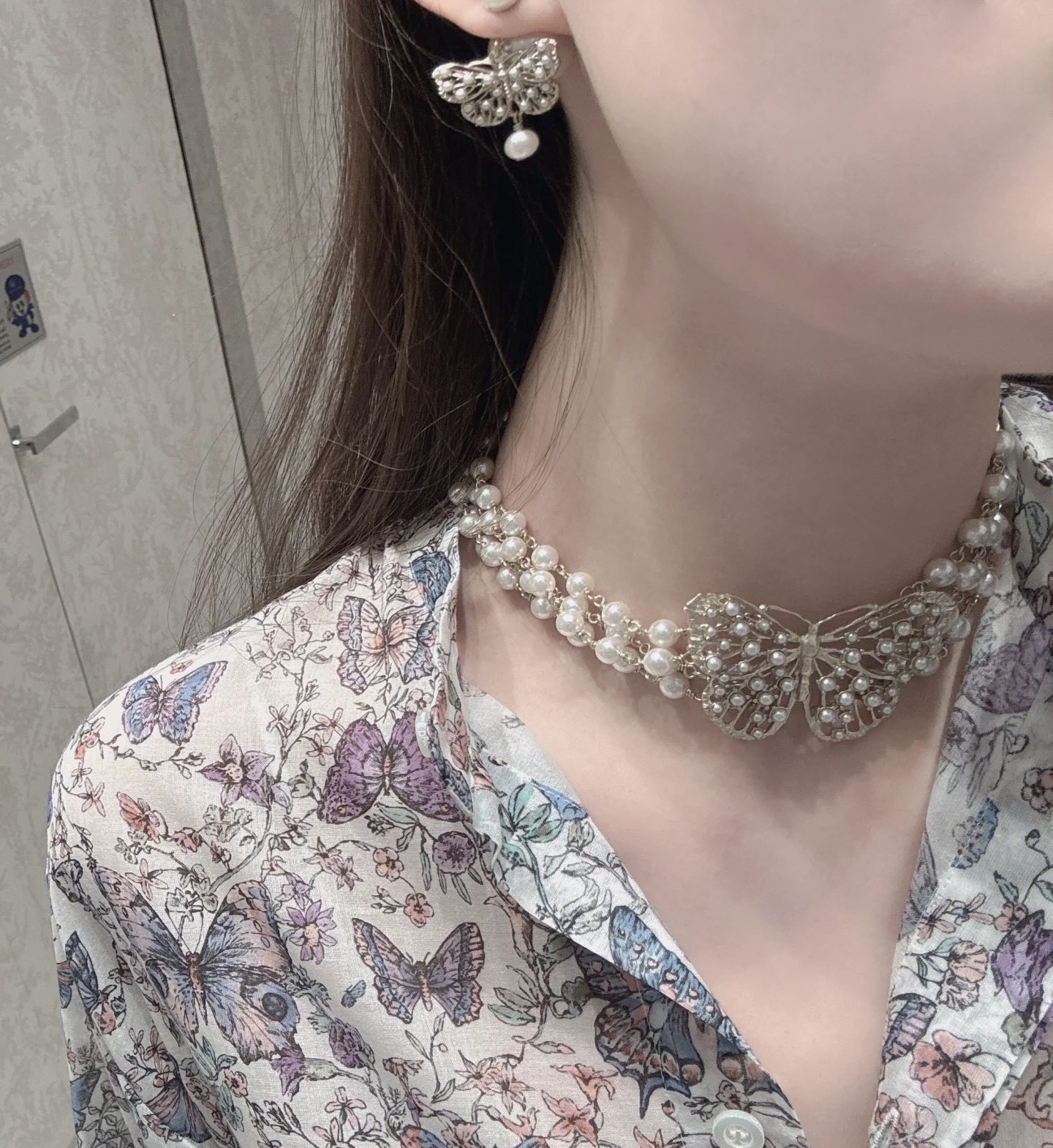 NO:632417,[New Product Recommendation] Di0r's new Toile de Jouy aillon choker necklace is a new product in the 2025 spring and summer ready-to-wear series. It is gorgeous and elegant, a new interpretation of the theme cherished by Maria Grazia Chiuri. It is decorated with four rows of white resin beads, displaying hollow butterflies carefully engraved with matte gold-finished metal, embellished with small white resin beads, paying tribute to Dior  Extraordinary exquisite craftsmanship. Elegant style., dior, necklace, Cartier high-end jewelry19860909【新品推荐】 Di0r 新款Toile de Jouy aillon 短项链 是二零二五春夏成衣系列新品,华丽高雅,全新演绎玛丽亚嘉茜娅蔻丽（Maria GraziaChiuri） 所珍视的主题.饰以四排白色树脂珠饰,展示以哑光金色饰面金属精心镌刻而成的镂空蝴蝶,点缀以小巧的白色树脂珠饰,致敬 Dior 非凡的精湛工艺.款式优雅.,,dior,necklace,卡迪亚高端饰品,Jewelry