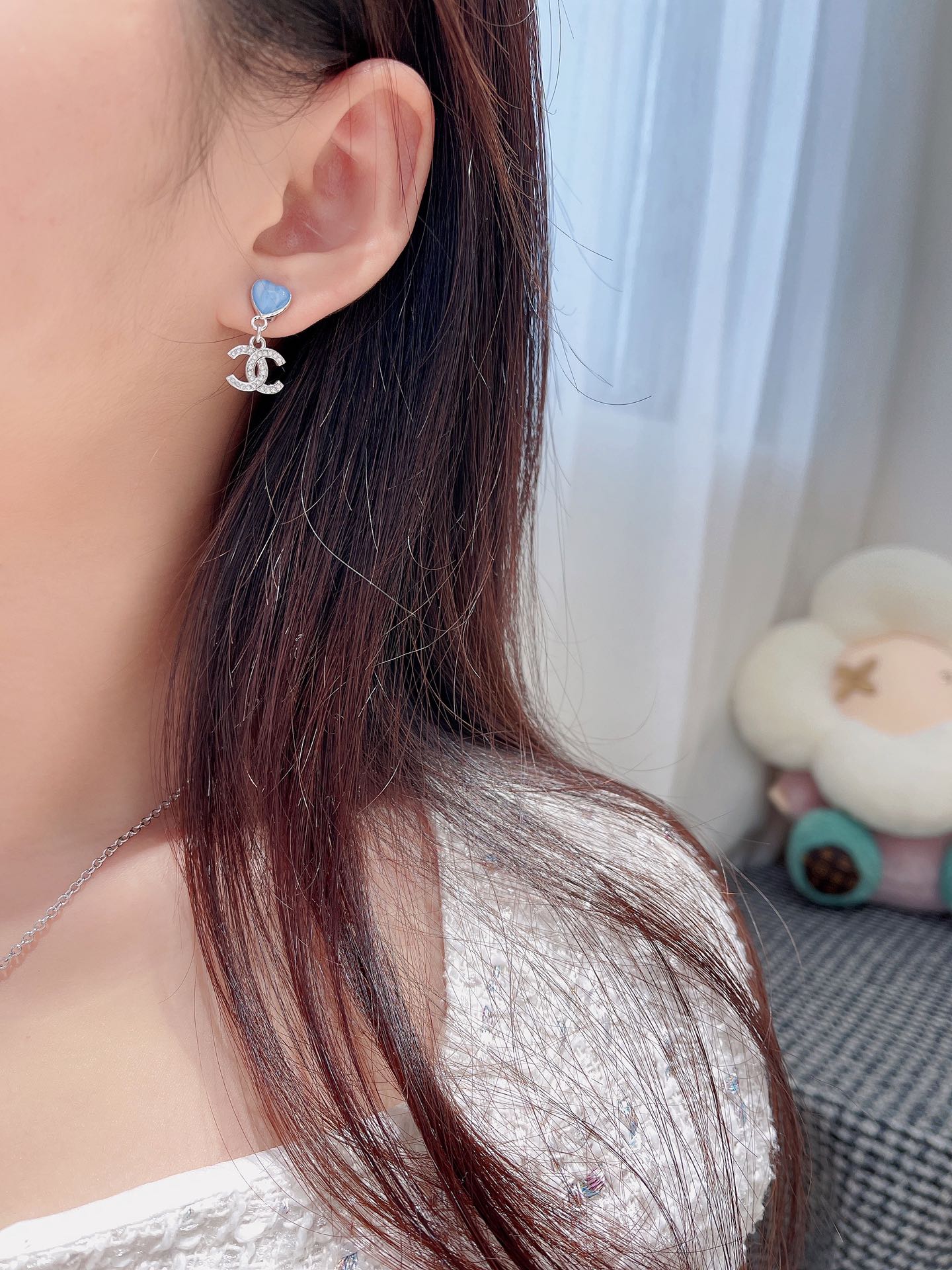 NO:722521,Ch@nel's new 25P love earrings are designed with love patterns. The blue love part shimmers like cat's eye. The icy and transparent texture is very suitable for summer. The crystal double C logo is matched with glass material. Full of flexibility!  ,Chanel earrings,chanel,earrings19860909Ch@nel 新款25P爱心耳环 爱心图案设计,蓝色爱心部分像猫眼石一样透着细闪,冰冰透透的质感很适合夏天,水晶双C logo搭配琉璃材质.充满灵动性！,香奈儿耳钉,chanel,earrings,Jewelry