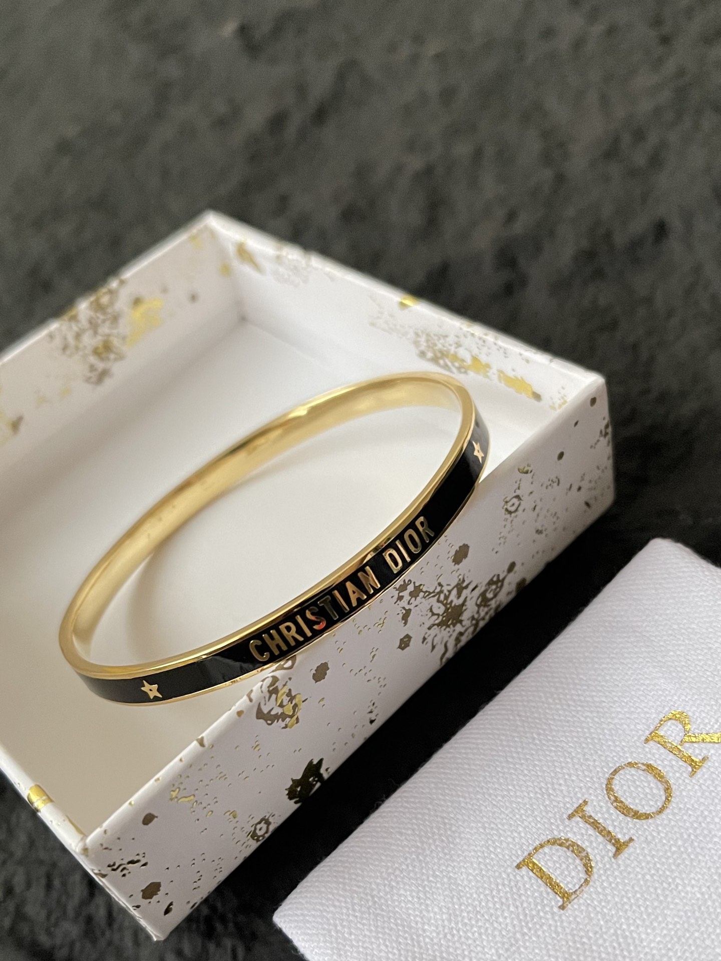 Dior 迪奥 专柜CD 耳钉 Dior 今年流行在色调柔和的珍珠上融合手工雕刻的复古金属营造一种神秘的文艺范儿,Get到你也是讨人喜欢的小仙女 4