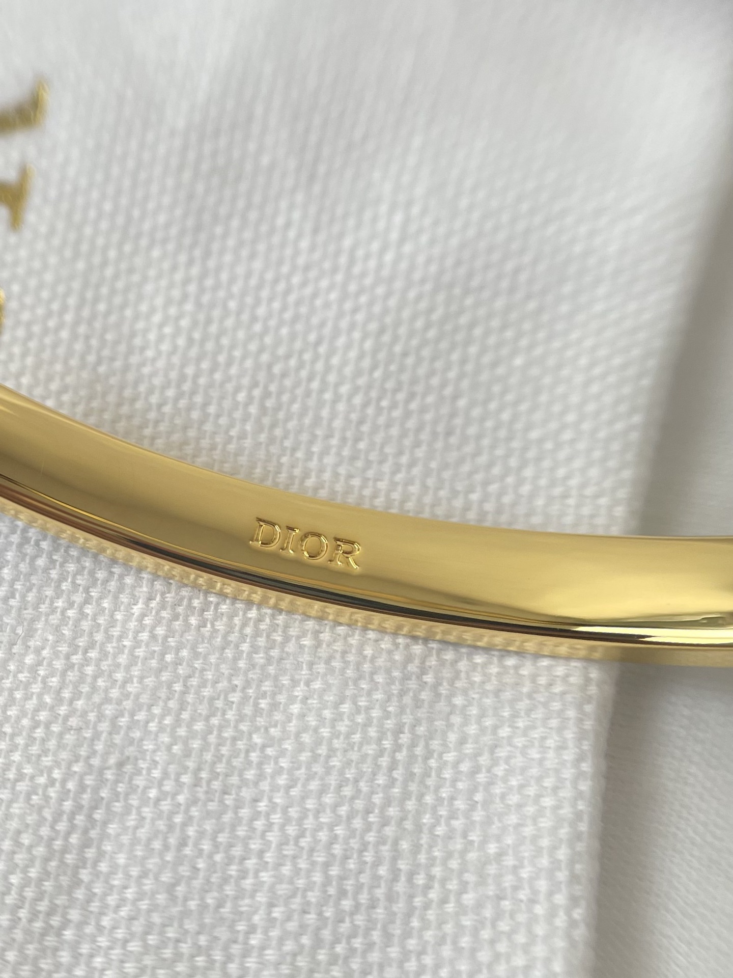 Dior 迪奥 专柜CD 耳钉 Dior 今年流行在色调柔和的珍珠上融合手工雕刻的复古金属营造一种神秘的文艺范儿,Get到你也是讨人喜欢的小仙女 6