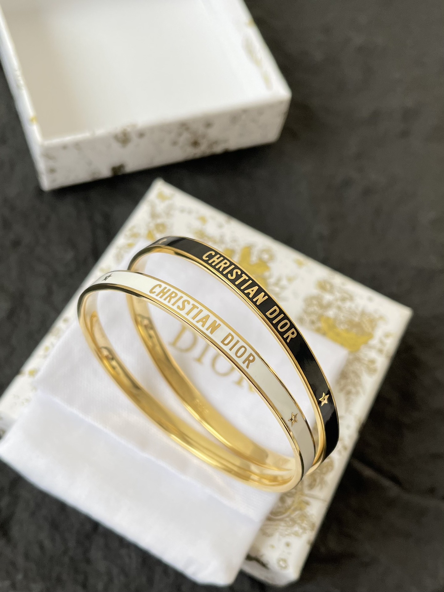 Dior 迪奥 专柜CD 耳钉 Dior 今年流行在色调柔和的珍珠上融合手工雕刻的复古金属营造一种神秘的文艺范儿,Get到你也是讨人喜欢的小仙女 2