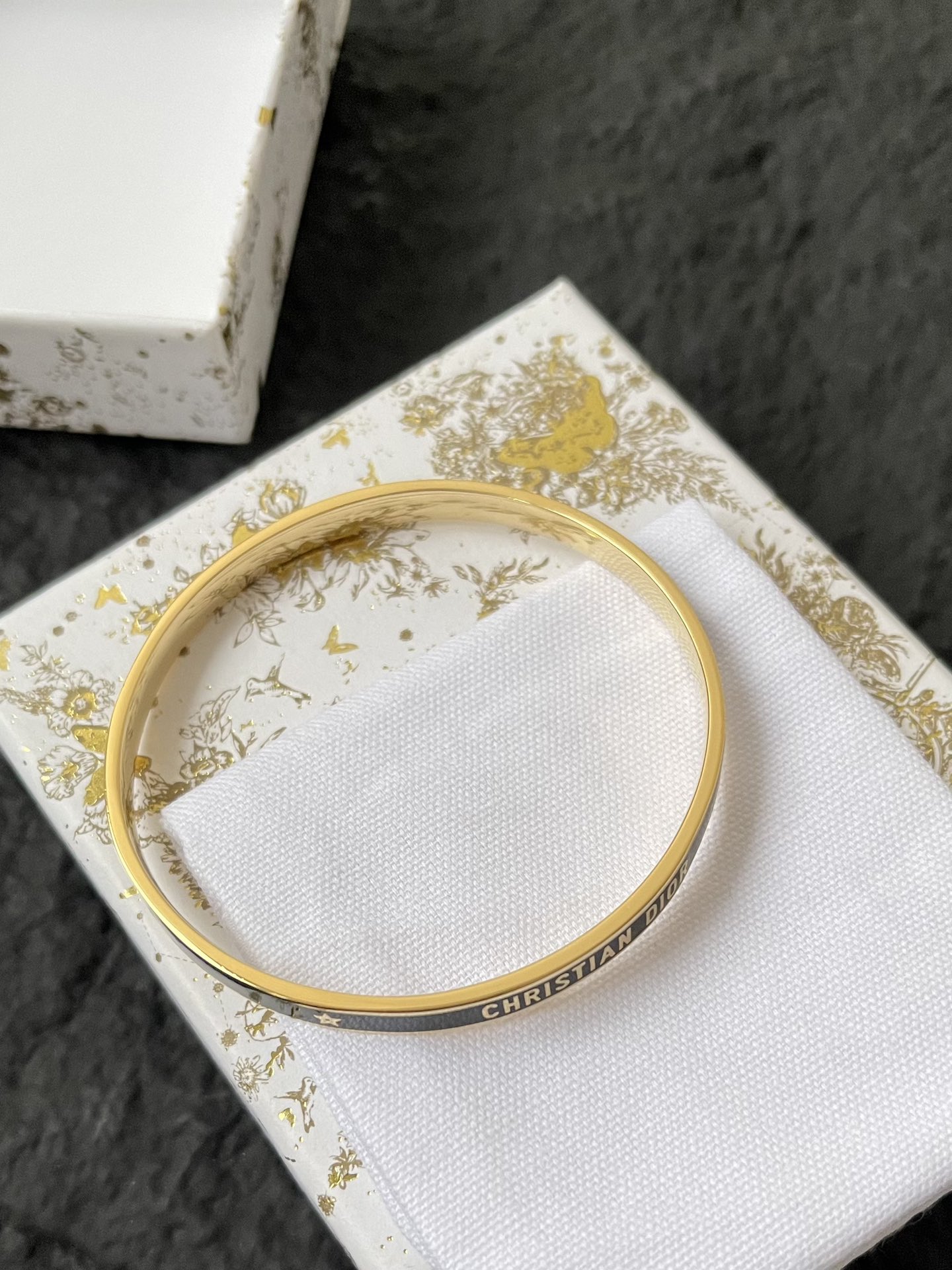 Dior 迪奥 专柜CD 耳钉 Dior 今年流行在色调柔和的珍珠上融合手工雕刻的复古金属营造一种神秘的文艺范儿,Get到你也是讨人喜欢的小仙女 3