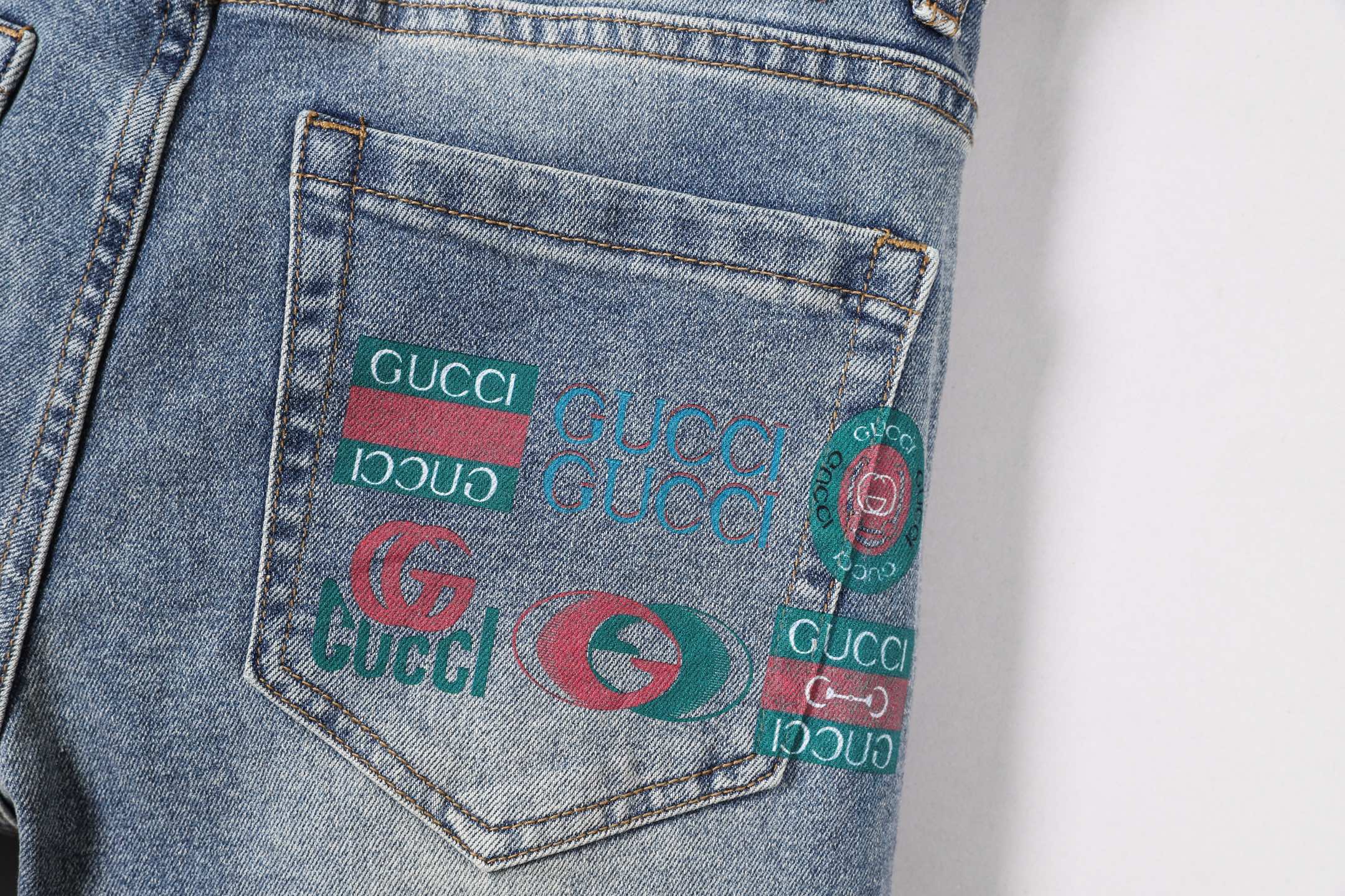 💰120 花贝上新
2025年春夏新款古驰GUCCI牛仔裤欧货高端潮牌休闲小直角长裤
厚实：适中
尺码：28-40码