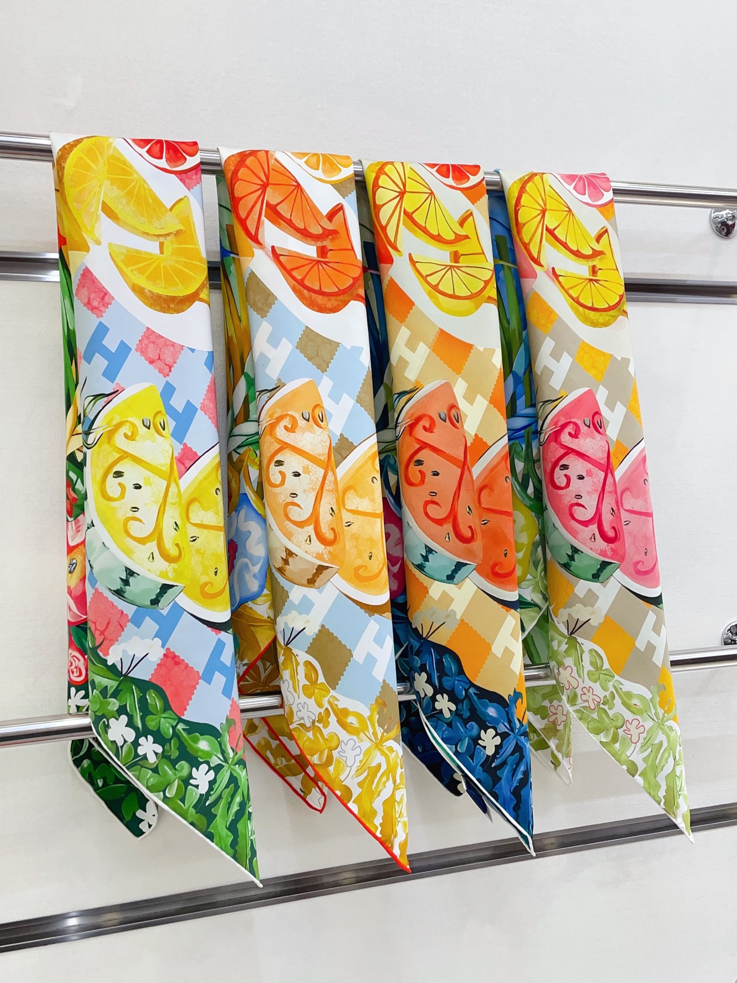 NO:188977,[Double-sided same color] H**S silk new style is recommended when you buy it. [Square scarf on the lawn 90] Silk square scarf, top-level craftsmanship and value-added counters, three-dimensional presentation patterns and patterns, physical objects, high-grade special craftsmanship and high-end research and development, and special cutting-edge technology processing is loved by white and rich beauty. Whether it is quality, style, price, they scream, super high cost performance, absolutely worth buying twill silk, size 90cm*90cm high version scarf, high version scarf, real silk,19860909【双面同色】H**S真丝新款买了都说好看推荐【草坪上的方巾 90】真丝方巾,顶级工艺超值专柜爆款立体呈现图案纹路实物档次极高特殊工艺高端研发惊艳问世特殊尖端工艺处理受到白富美的喜欢 无论是品质 款式 价格都令大牌控的她们尖叫 超高性价比 绝对值得入手斜纹真丝,尺寸90cm*90cm高版本围巾,高版本围巾,real silk,scarf