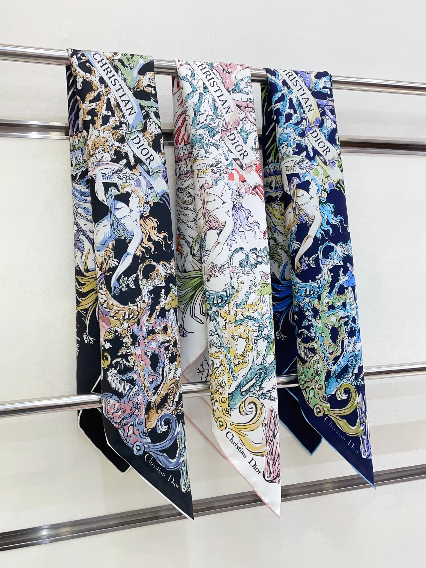 NO:188979,[Double-sided same color] High-end feel CD [Underwater World 90] High-end fashionable style color matching is very exquisite, the pattern is ingenious, the upper body is simply amazing, integrated into daily items, can be matched with very young outfits. It is enough to make any mediocre outfit amazing, with rich matching functions soft. The feel, luster, curled edges are very well made, and customized fabrics give the scarf a lot easier to shape. Simple combinations give people a very comfortable and tasteful big brand feel... Recommended 90*90cm top twill silk square scarf, high-end scarf, real silk19860909【双面同色】高级感爆棚CD【海底世界 90】高级时髦风配色非常考究,图案匠心,上身简直美得太惊艳了融入日常的单品,可以搭配很年轻的穿搭方式.它足以让任何一件平庸的服装变得惊艳无比,有着丰富搭配功能柔软.手感,光泽感,卷边都做的非常好,定制级面料.赋予了围巾更非常容易造型.简单的搭配却给人非常舒适有品味的大牌感…推荐90*90cm顶级斜纹真丝方巾高版本围巾,高版本围巾,real silk,scarf