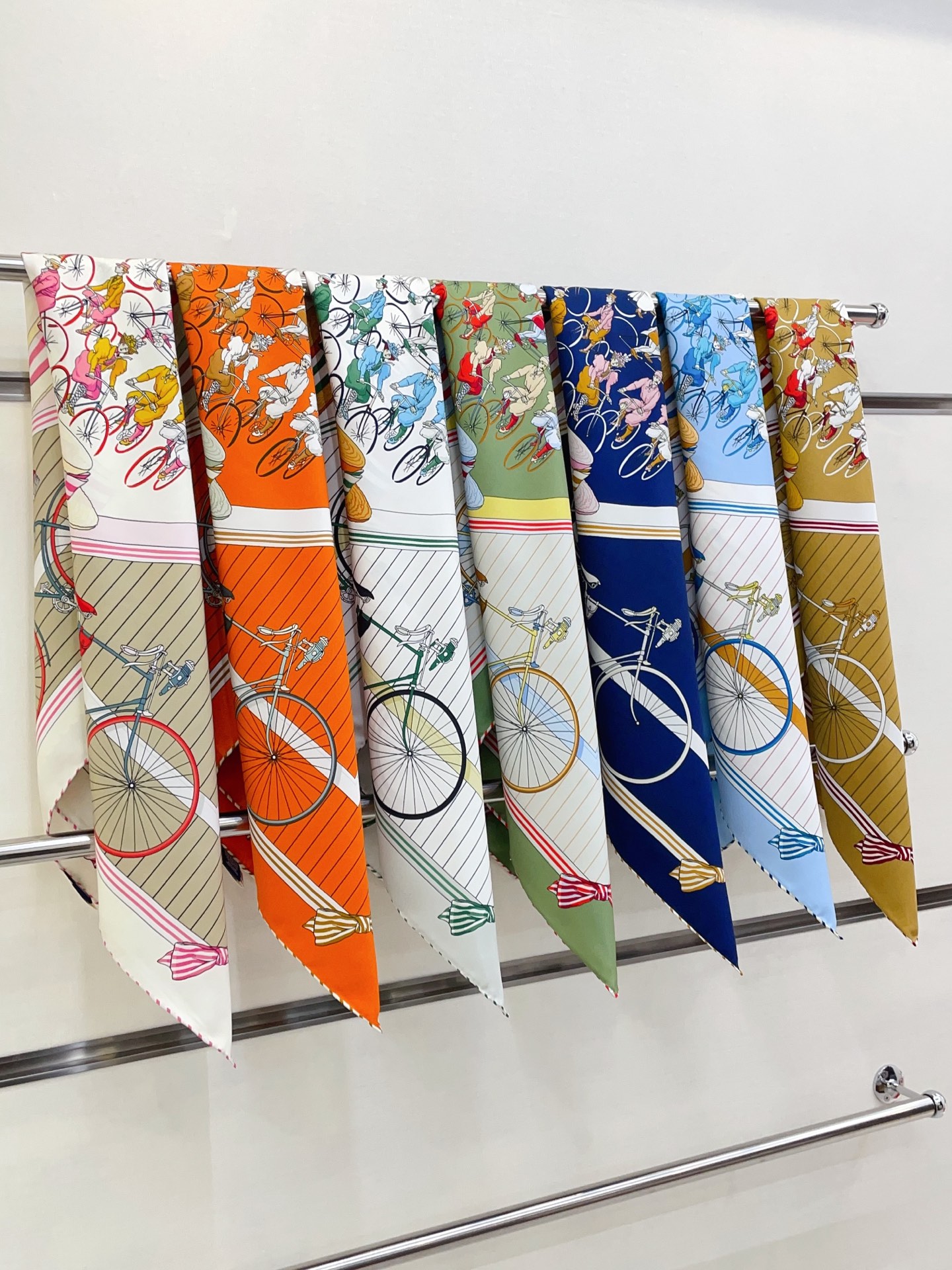 NO:188980,[Double-sided same color] H**S silk new style is recommended when you buy it [Retro cycling 90] Silk square scarf, top-level craftsmanship and value-added counters, three-dimensional presentation patterns and patterns, physical grades, high-end technology, high-end research and development, and special cutting-edge technology processing is loved by white and rich beauty. Whether it is quality, style, price, they scream, super high cost-effectiveness, absolutely worth buying twill silk, size 90cm*90cm high version scarf, high version scarf, real silk,19860909【双面同色】H**S真丝新款买了都说好看推荐【复古骑行 90】真丝方巾,顶级工艺超值专柜爆款立体呈现图案纹路实物档次极高特殊工艺高端研发惊艳问世特殊尖端工艺处理受到白富美的喜欢 无论是品质 款式 价格都令大牌控的她们尖叫 超高性价比 绝对值得入手斜纹真丝,尺寸90cm*90cm高版本围巾,高版本围巾,real silk,scarf