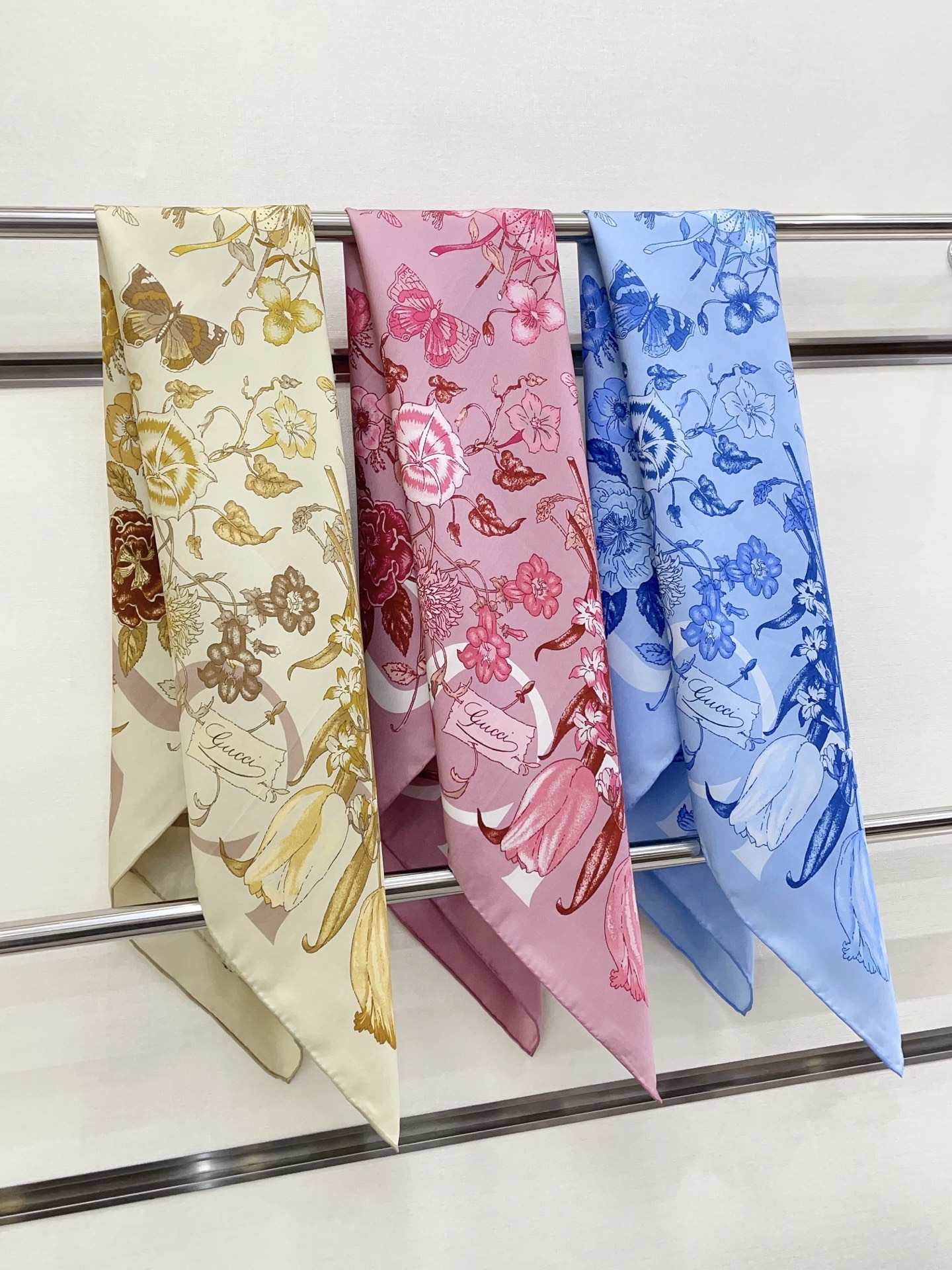 NO:188991,[Double-sided same color] G home silk new style is said to be good and recommended silk square scarf. Top craftsmanship and value-added counters are popular with three-dimensional presentation patterns and patterns. The special craftsmanship is extremely high, and the special technology is stunningly developed and developed. Special cutting-edge process is loved by Bai Fumei. Whether it is the quality, style, price, they scream, super high cost-effectiveness, absolutely worth buying twill silk, size 90cm*90cm high version scarf, high version scarf, gucci, real silk,19860909【双面同色】G家真丝新款买了都说好看推荐真丝方巾,顶级工艺超值专柜爆款立体呈现图案纹路实物档次极高特殊工艺高端研发惊艳问世特殊尖端工艺处理受到白富美的喜欢 无论是品质 款式 价格都令大牌控的她们尖叫 超高性价比 绝对值得入手斜纹真丝,尺寸90cm*90cm高版本围巾,高版本围巾,gucci,real silk,scarf