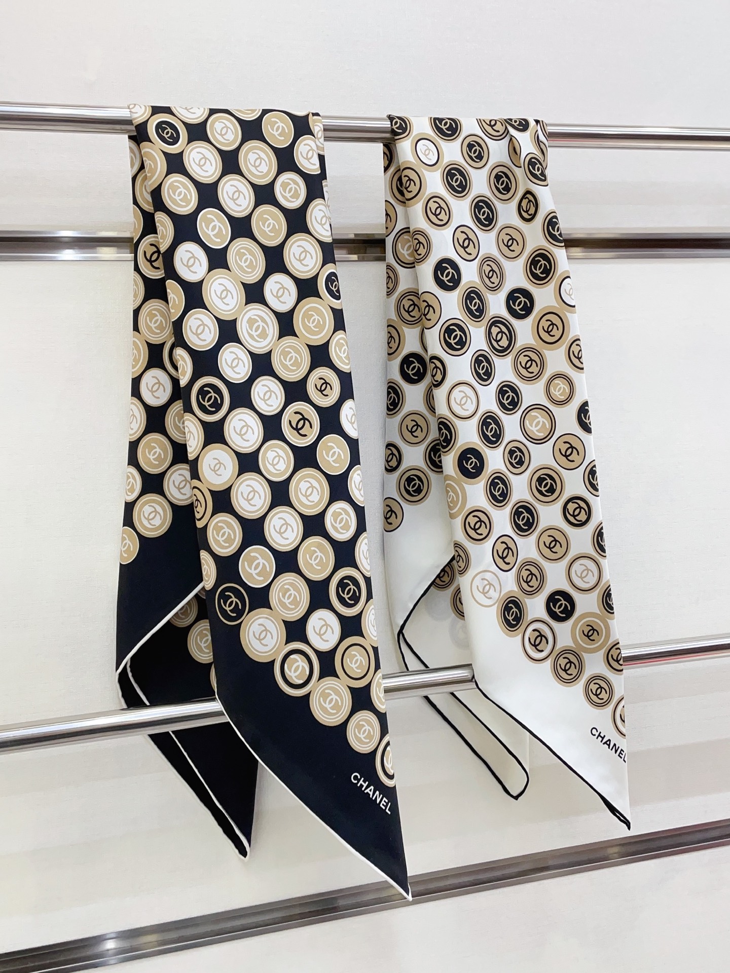 NO:188994,[Double-sided same color] New small fragrance [Circle color combination] Beautiful [Tear] The imperial palace-level classic element design style is extremely beautiful. Really, the upper body is extremely skin-skin color versatile. Look at it yourself. Size 90x90cm Twill silk high-version scarf, high-version scarf, real silk.19860909【双面同色】新款小香【圈圈拼色】美翻了[流泪]御用殿堂级极品经典元素图案设计风格美丽至极 真的 上身极为衬肤色 百搭 好看不好看自己看吧 尺寸90x90cm 斜纹真丝高版本围巾,高版本围巾,real silk,scarf