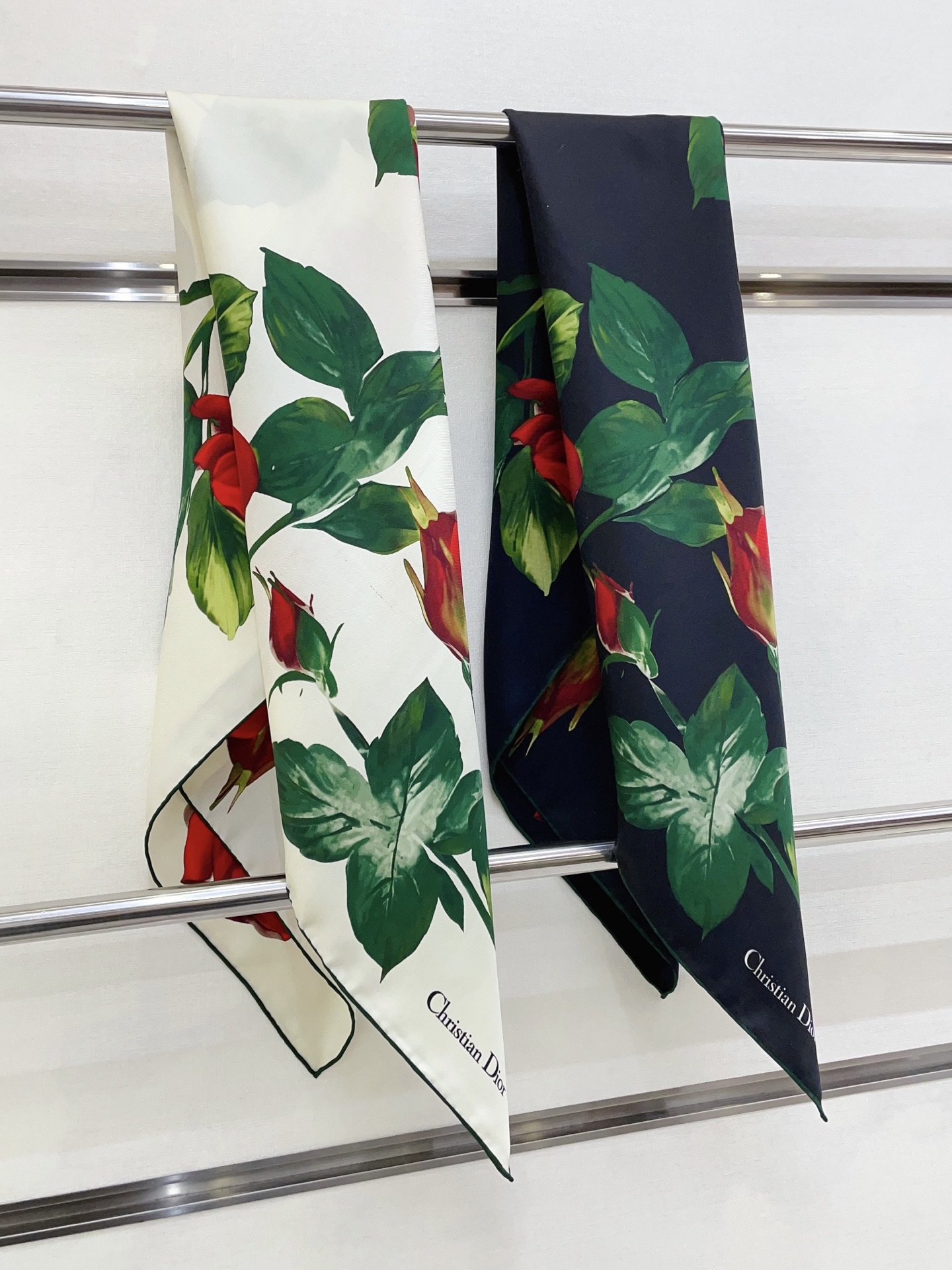 NO:189000,[Double-sided same color] High-end feel CD [Rose 90] High-end fashionable style color matching is very exquisite, the pattern is ingenious, the upper body is simply amazing, integrated into daily items, can be matched with very young outfits. It is enough to make any mediocre outfit amazing, with rich matching functions soft. The feel, luster, curled edges are very well made, and customized fabrics give the scarf a lot easier to shape. Simple combinations give people a very comfortable and tasteful big brand feel... Recommended 90*90cm top twill silk square scarf, high-end scarf, real silk19860909【双面同色】高级感爆棚CD【玫瑰花朵 90】高级时髦风配色非常考究,图案匠心,上身简直美得太惊艳了融入日常的单品,可以搭配很年轻的穿搭方式.它足以让任何一件平庸的服装变得惊艳无比,有着丰富搭配功能柔软.手感,光泽感,卷边都做的非常好,定制级面料.赋予了围巾更非常容易造型.简单的搭配却给人非常舒适有品味的大牌感…推荐90*90cm顶级斜纹真丝方巾高版本围巾,高版本围巾,real silk,scarf