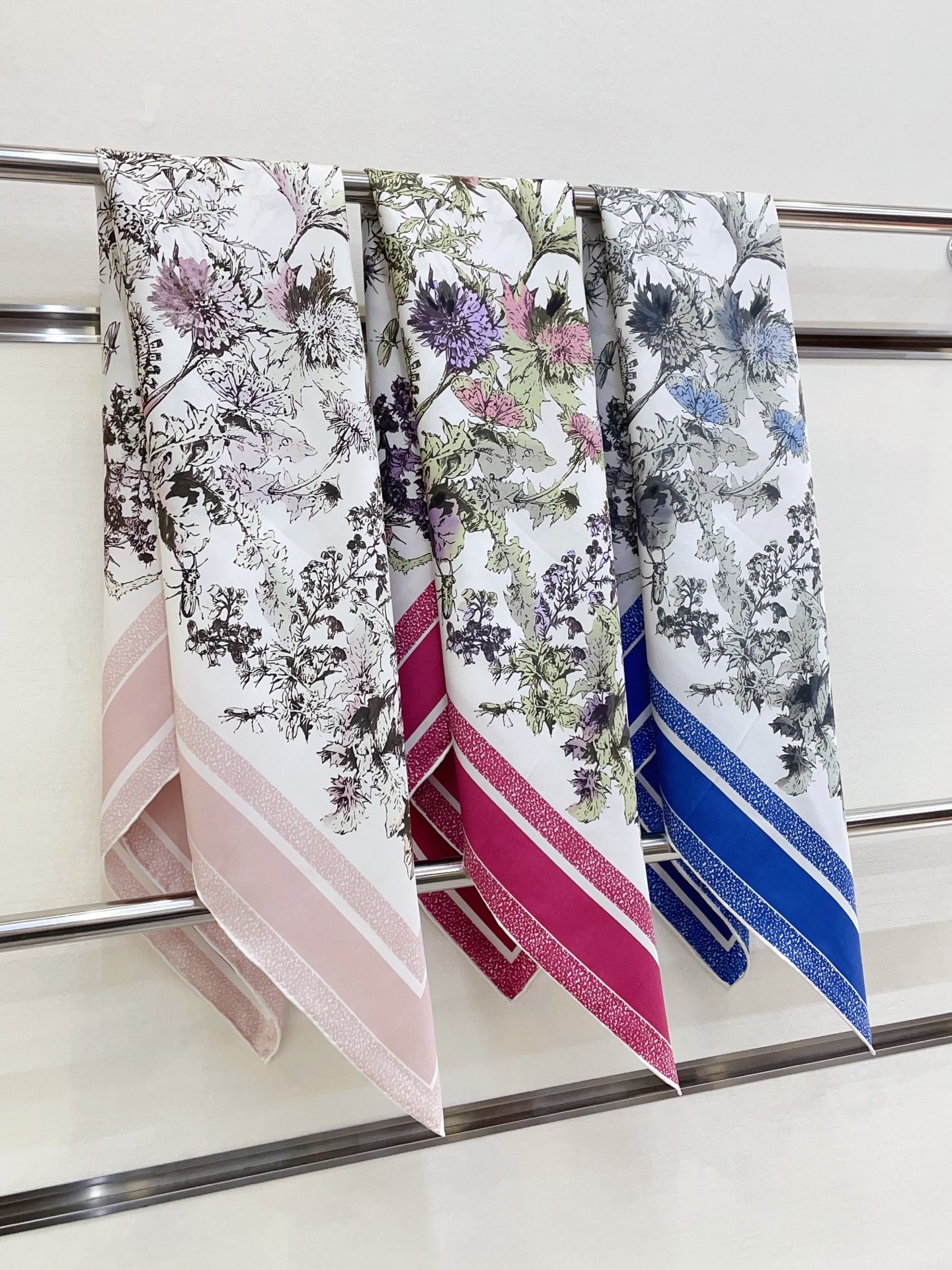 NO:188981,[Double-sided same color] High-end feel CD [Flower Element 90] High-end fashionable style color matching is very exquisite, the pattern is ingenious, the upper body is simply amazing, integrated into daily items, can be matched with a very young outfit. It is enough to make any mediocre outfit amazing, with rich matching functions soft. The feel, luster, curled edges are made very well, and customized fabrics give the scarf a lot easier to shape. Simple combinations give people a very comfortable and tasteful big brand feel... Recommended 90*90cm top twill silk square scarf, high-end scarf, real silk19860909【双面同色】高级感爆棚CD【花朵元素90】高级时髦风配色非常考究,图案匠心,上身简直美得太惊艳了融入日常的单品,可以搭配很年轻的穿搭方式.它足以让任何一件平庸的服装变得惊艳无比,有着丰富搭配功能柔软.手感,光泽感,卷边都做的非常好,定制级面料.赋予了围巾更非常容易造型.简单的搭配却给人非常舒适有品味的大牌感…推荐90*90cm顶级斜纹真丝方巾高版本围巾,高版本围巾,real silk,scarf