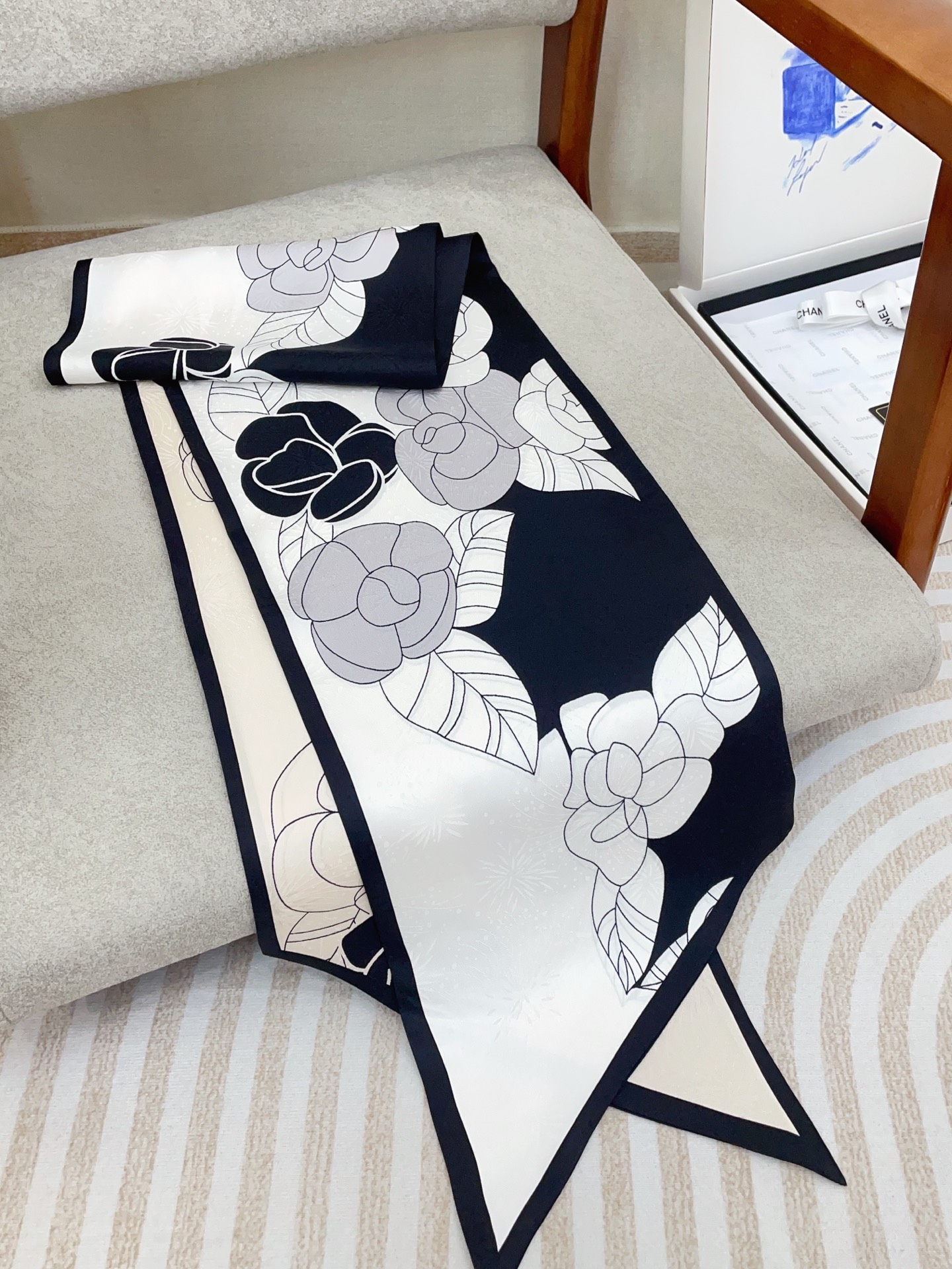 ✨✨【双层真丝 暗纹提花】新品 小香【山茶花🌹大飘带】真丝双层大飘带秋季 随意切换造型 ,小巧又不失优雅