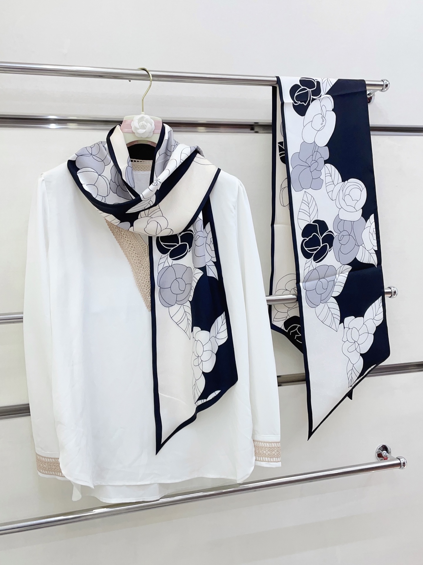 ✨✨【双层真丝 暗纹提花】新品 小香【山茶花🌹大飘带】真丝双层大飘带秋季 随意切换造型 ,小巧又不失优雅