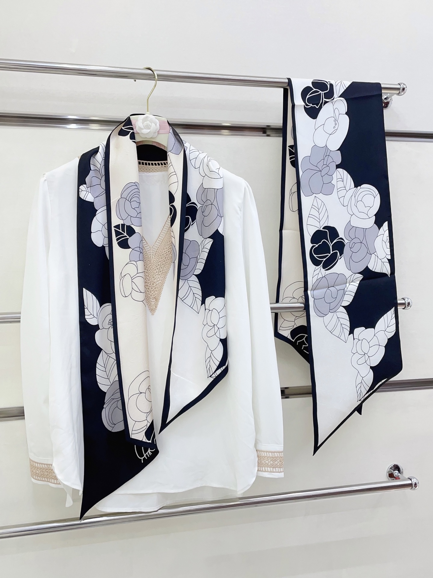 ✨✨【双层真丝 暗纹提花】新品 小香【山茶花🌹大飘带】真丝双层大飘带秋季 随意切换造型 ,小巧又不失优雅