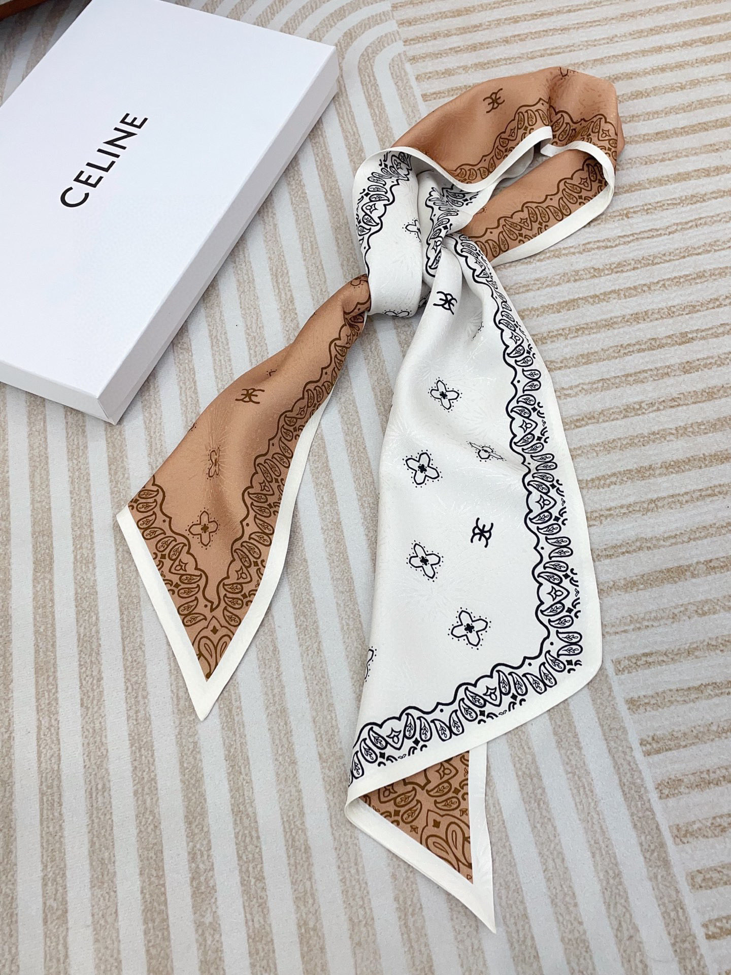 ✨✨【双层真丝 暗纹提花】新品 CE【字母双色大飘带】真丝双层大飘带秋季 随意切换造型 ,小巧又不失优雅