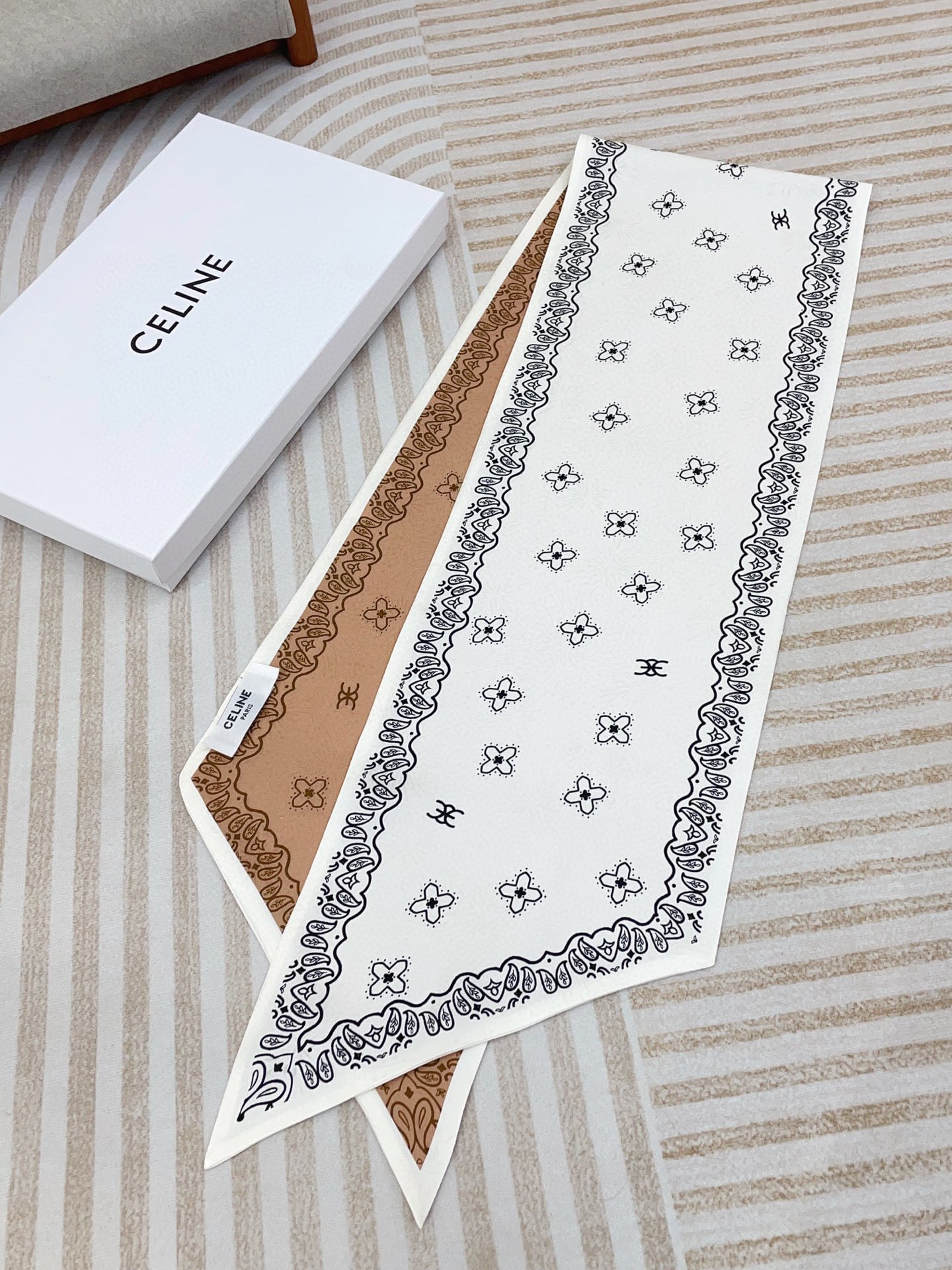 ✨✨【双层真丝 暗纹提花】新品 CE【字母双色大飘带】真丝双层大飘带秋季 随意切换造型 ,小巧又不失优雅