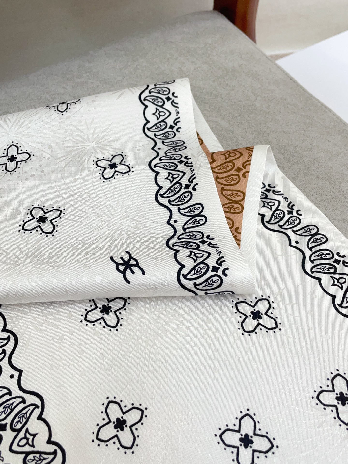✨✨【双层真丝 暗纹提花】新品 CE【字母双色大飘带】真丝双层大飘带秋季 随意切换造型 ,小巧又不失优雅