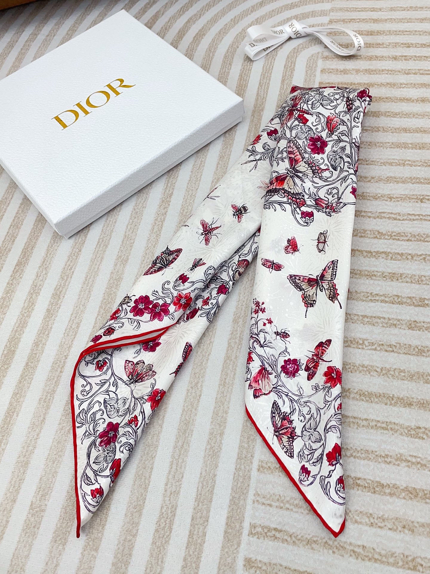 ✨✨【暗纹提花】新品 D家【爱心蝴蝶🦋小方巾】春夏真丝款 随意切换造型 ,小巧又不失优雅的款式 65*6