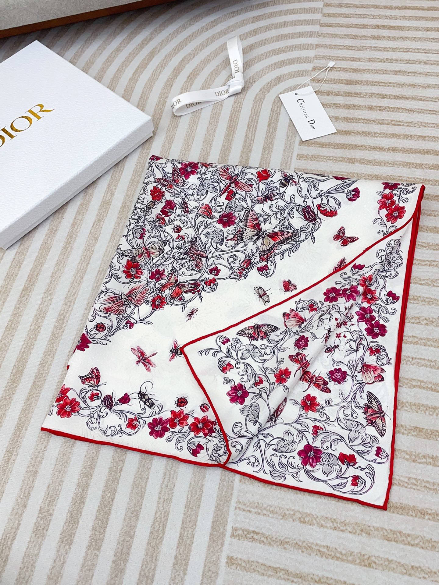 ✨✨【暗纹提花】新品 D家【爱心蝴蝶🦋小方巾】春夏真丝款 随意切换造型 ,小巧又不失优雅的款式 65*6