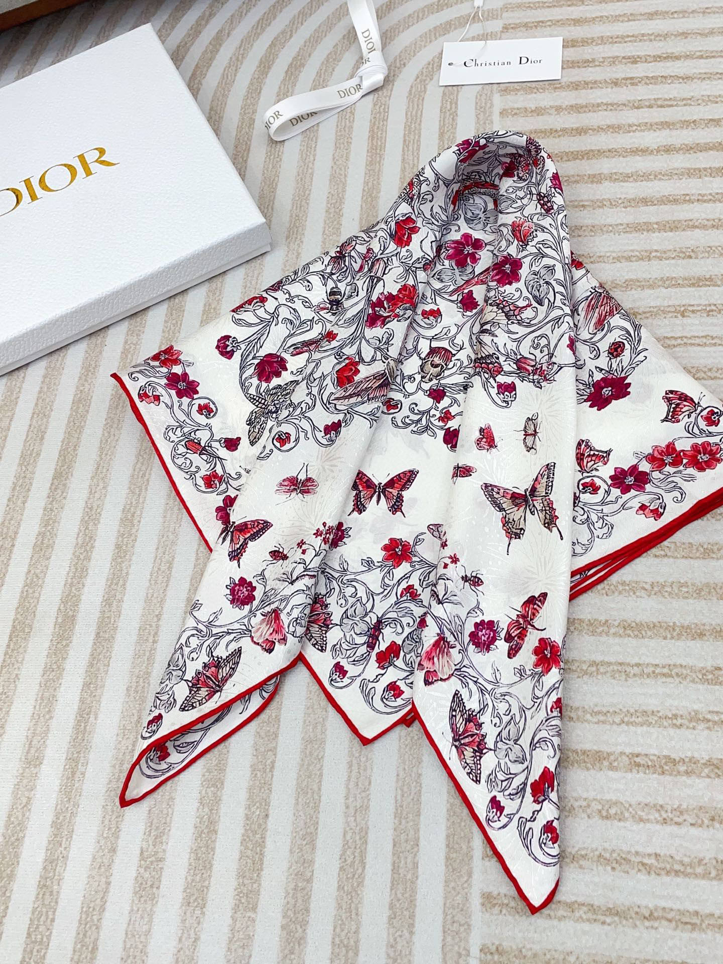 ✨✨【暗纹提花】新品 D家【爱心蝴蝶🦋小方巾】春夏真丝款 随意切换造型 ,小巧又不失优雅的款式 65*6
