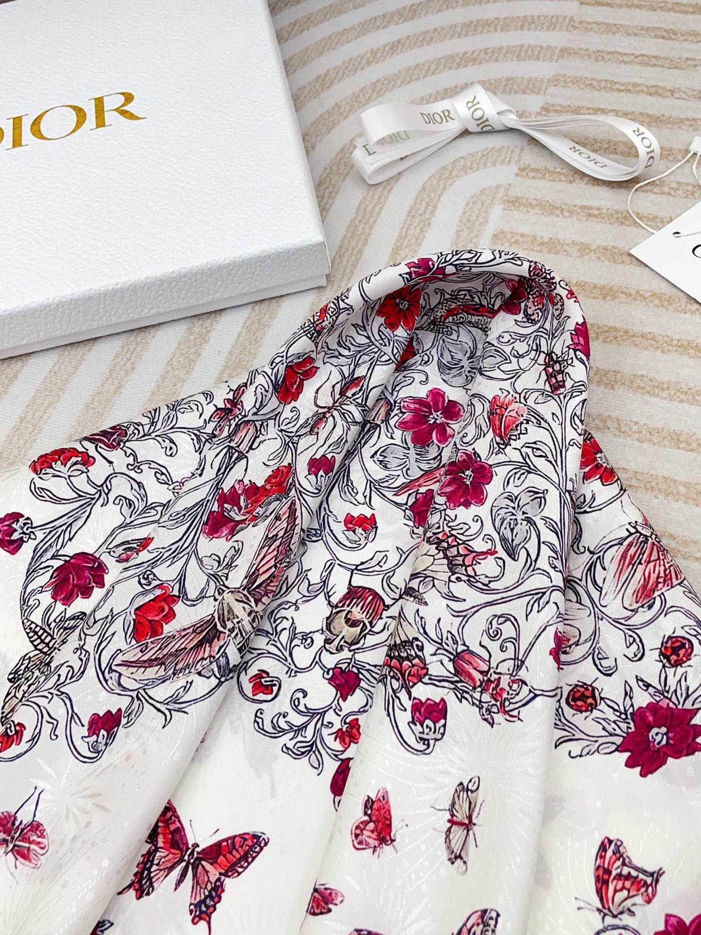 ✨✨【暗纹提花】新品 D家【爱心蝴蝶🦋小方巾】春夏真丝款 随意切换造型 ,小巧又不失优雅的款式 65*6