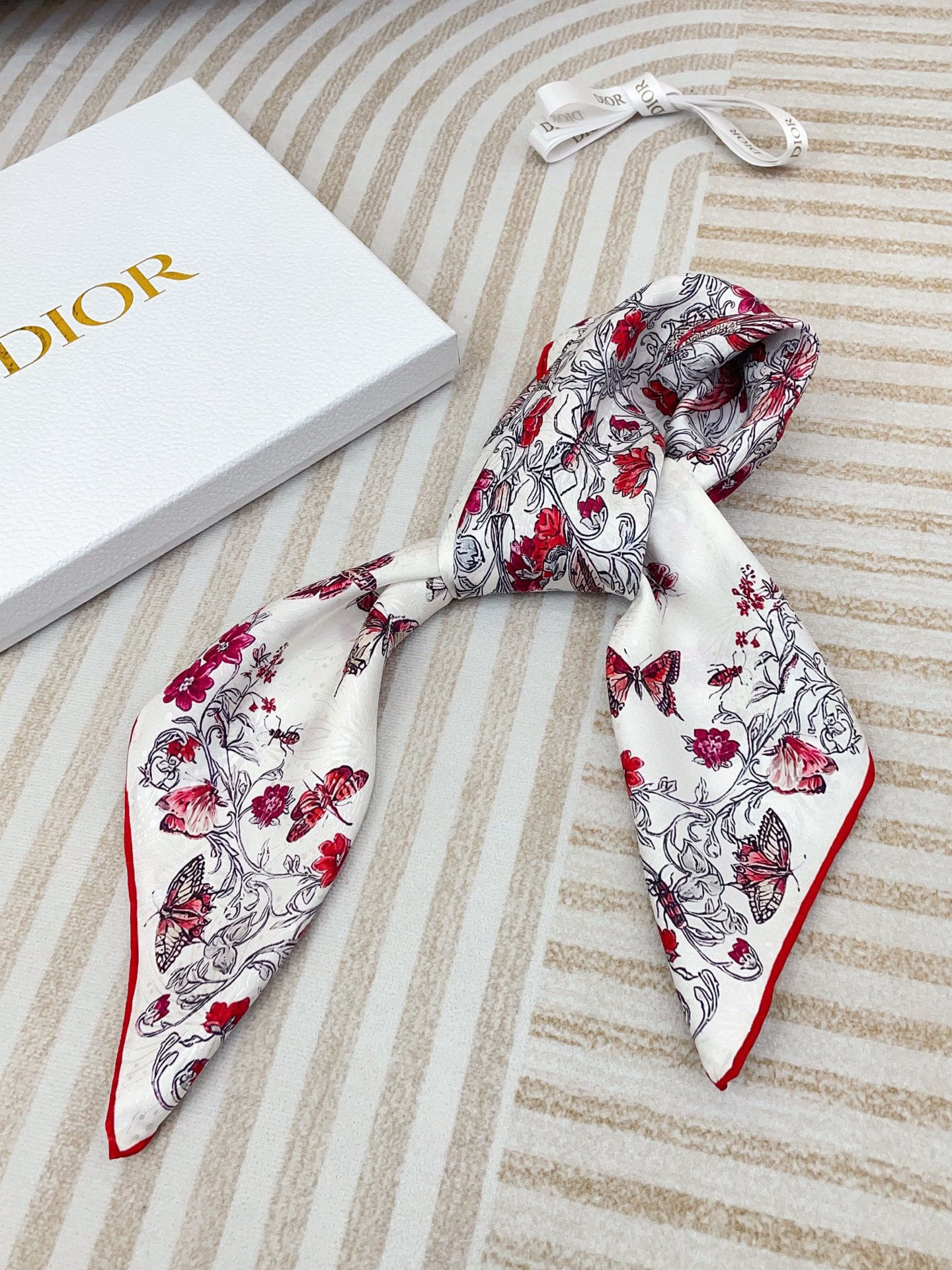 ✨✨【暗纹提花】新品 D家【爱心蝴蝶🦋小方巾】春夏真丝款 随意切换造型 ,小巧又不失优雅的款式 65*6