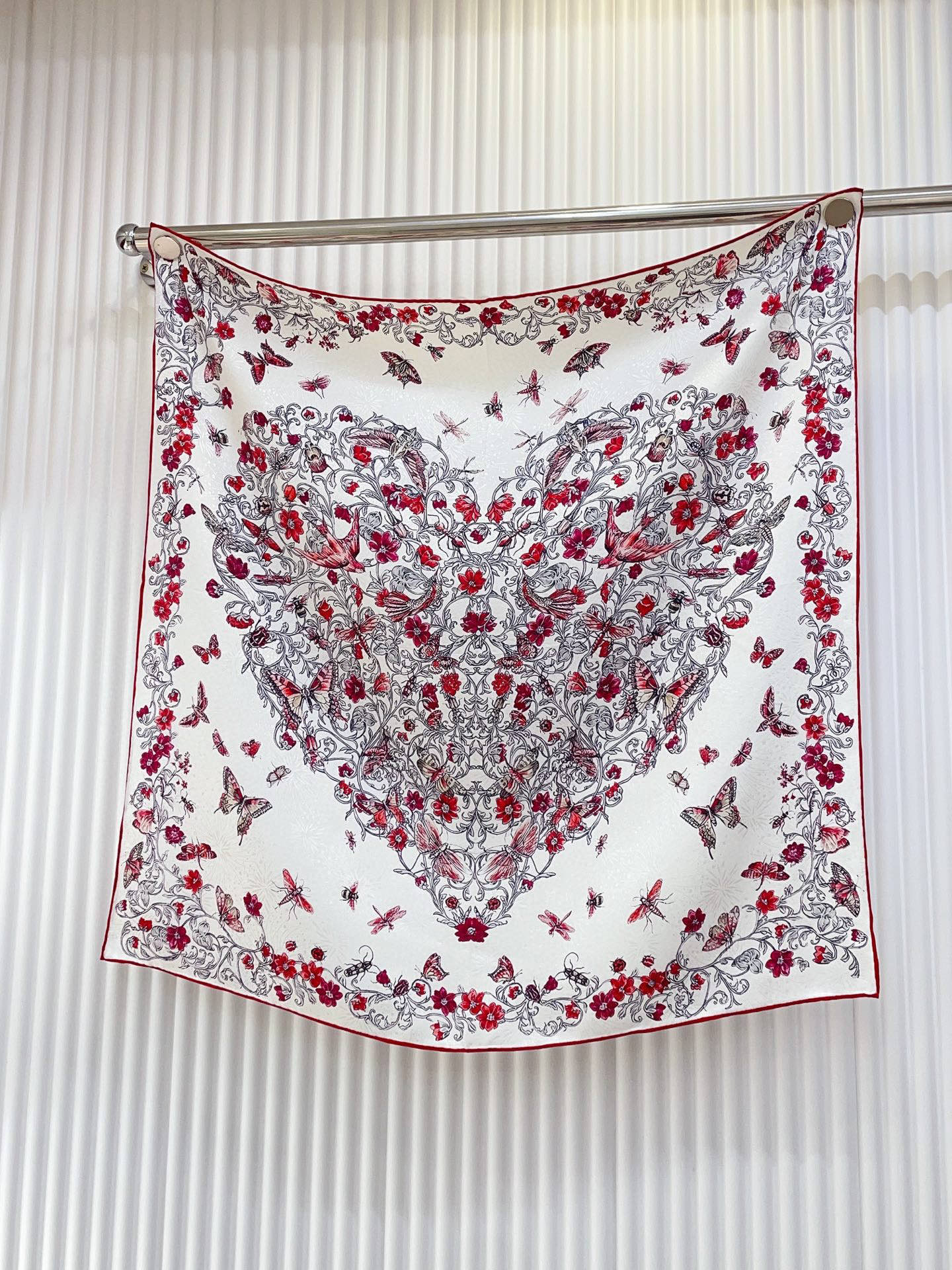 ✨✨【暗纹提花】新品 D家【爱心蝴蝶🦋小方巾】春夏真丝款 随意切换造型 ,小巧又不失优雅的款式 65*6