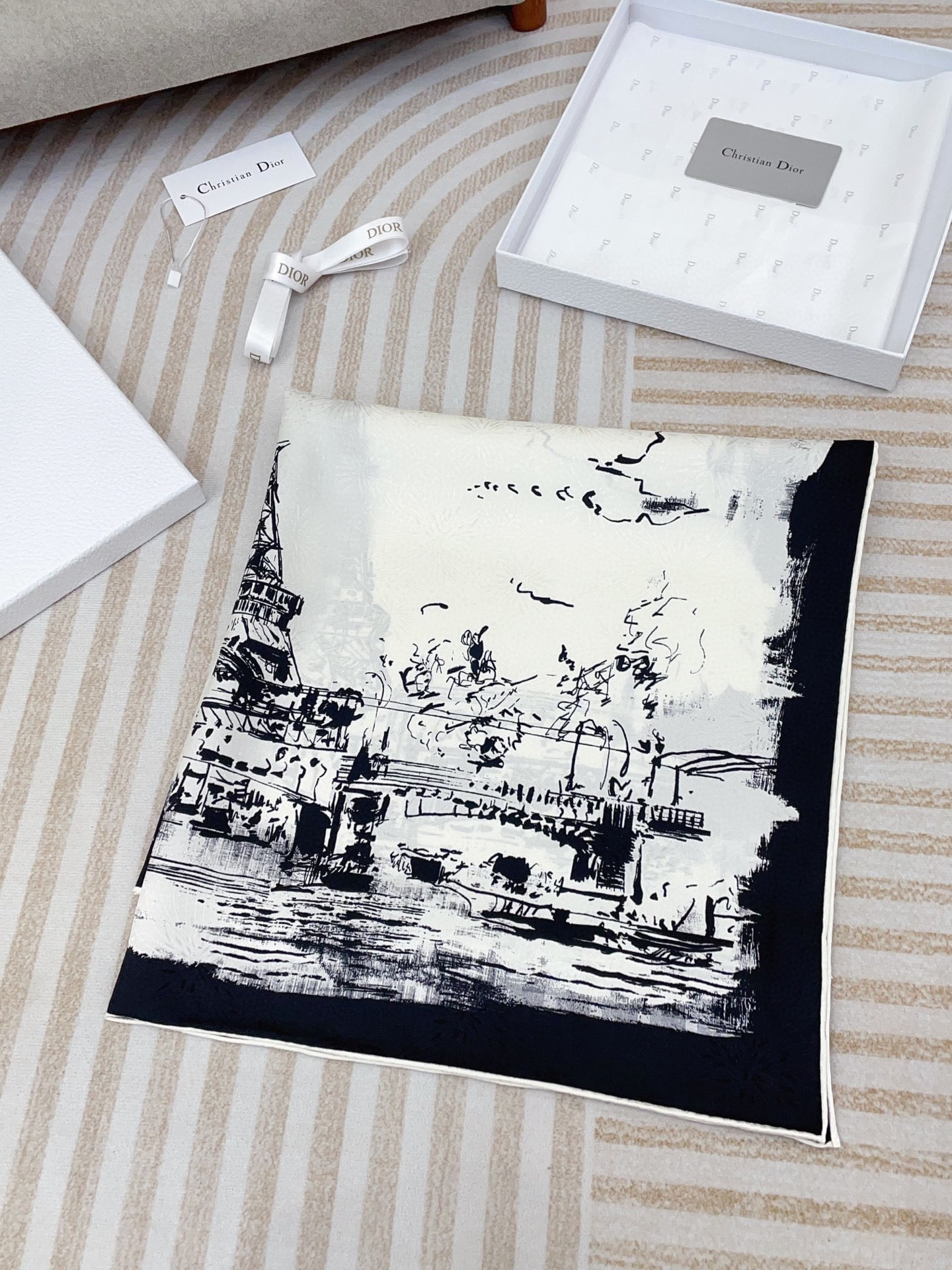 ✨✨【暗纹提花】新品 D家【巴黎铁塔🗼小方巾】春夏真丝款 随意切换造型 ,小巧又不失优雅的款式 65*6