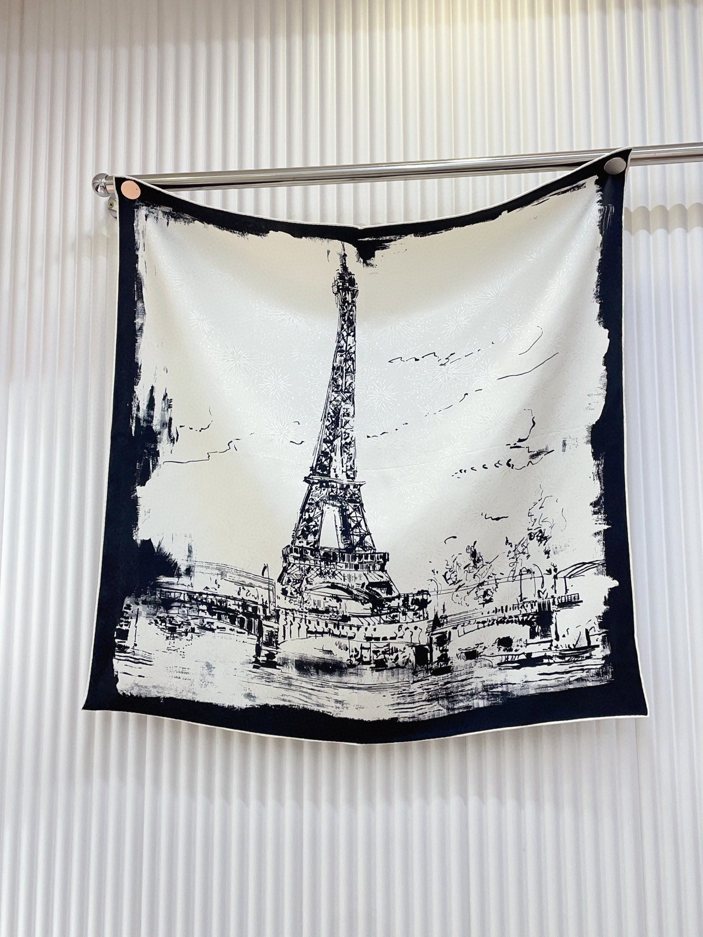 ✨✨【暗纹提花】新品 D家【巴黎铁塔🗼小方巾】春夏真丝款 随意切换造型 ,小巧又不失优雅的款式 65*6